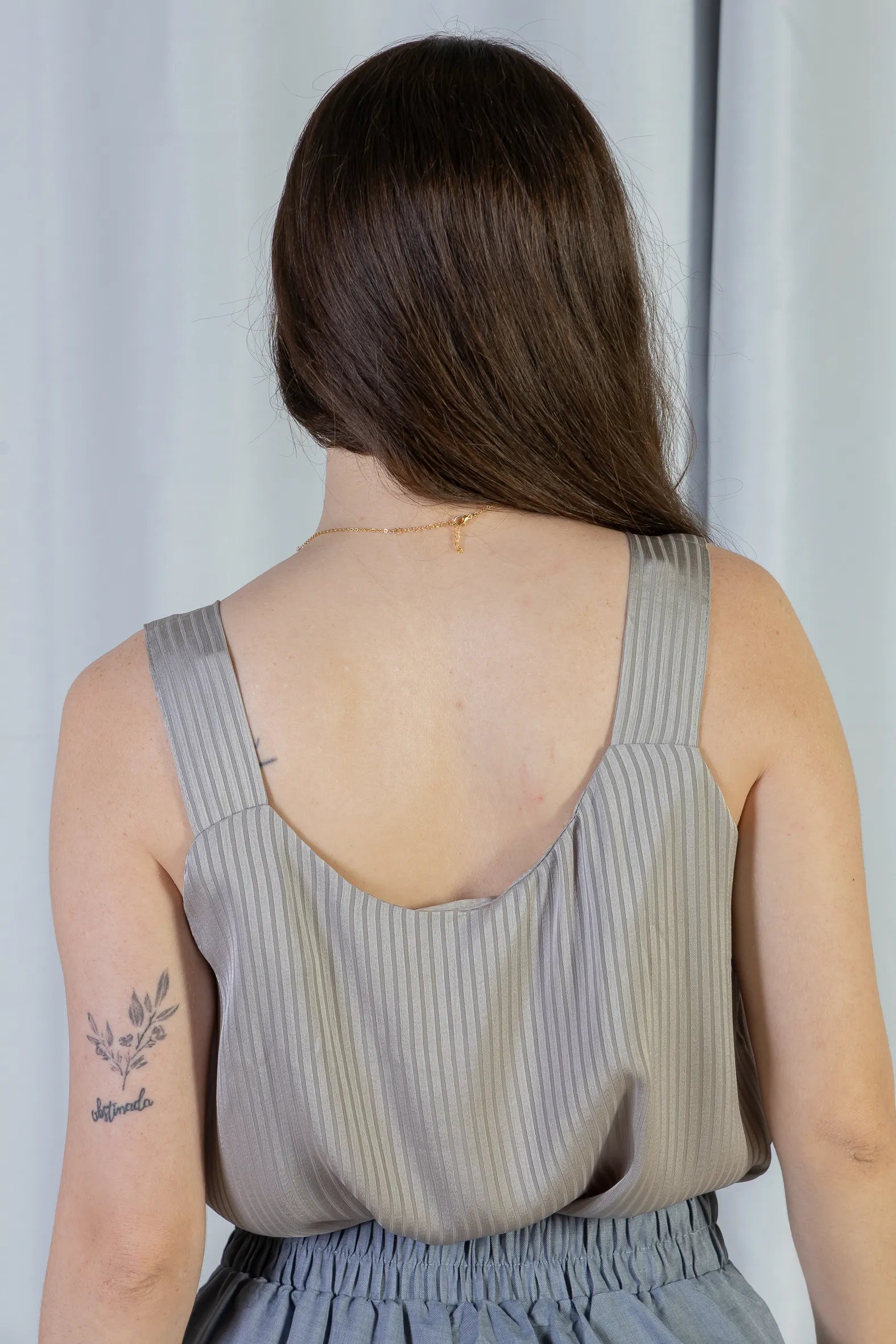 Blusa Regata Detalhe Gola Pérolas Crepe Acetinado Estefani Cinza