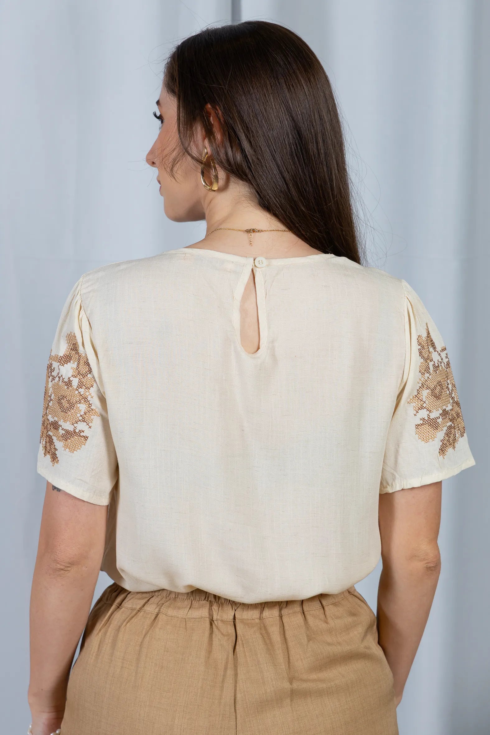 Blusa Manga Curta Visco-Linho Detalhes Bordados Marcela Creme