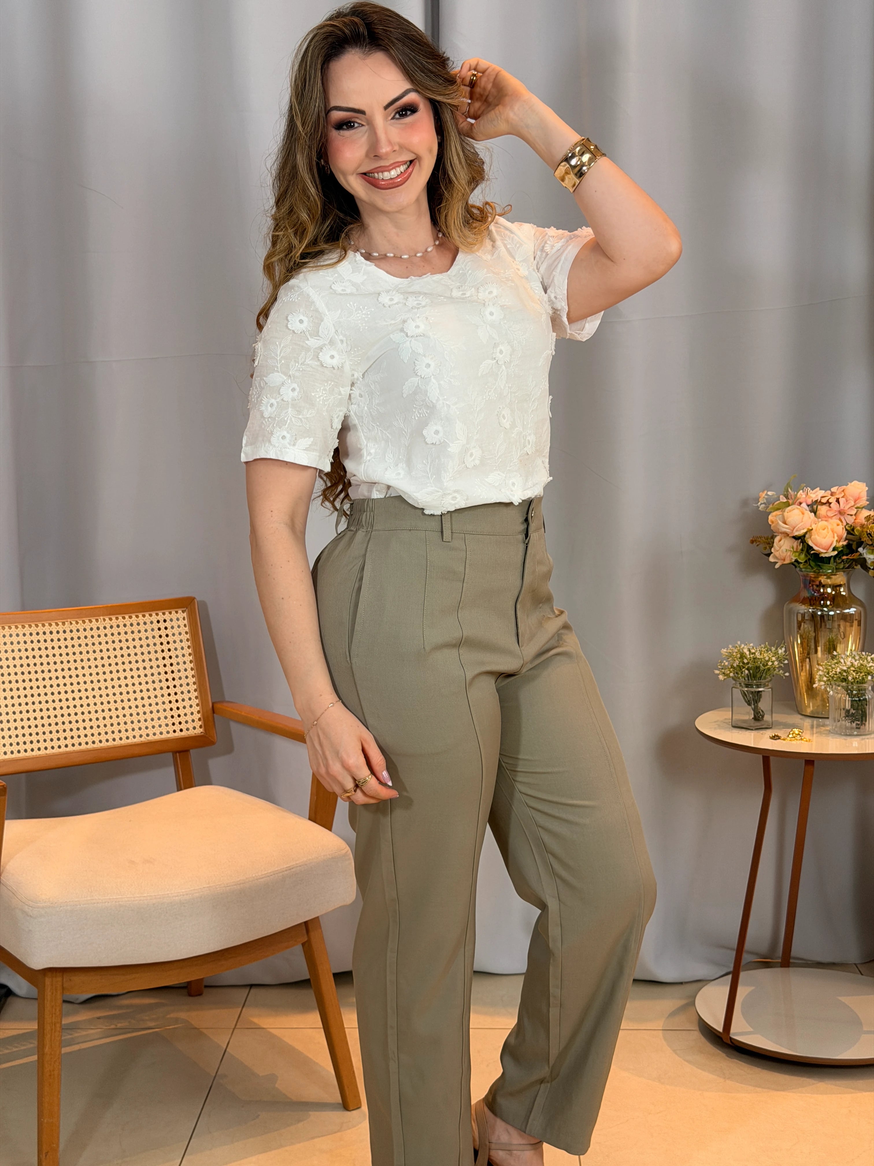 Conjunto: Blusa Amara Branca + Calça Alice Verde
