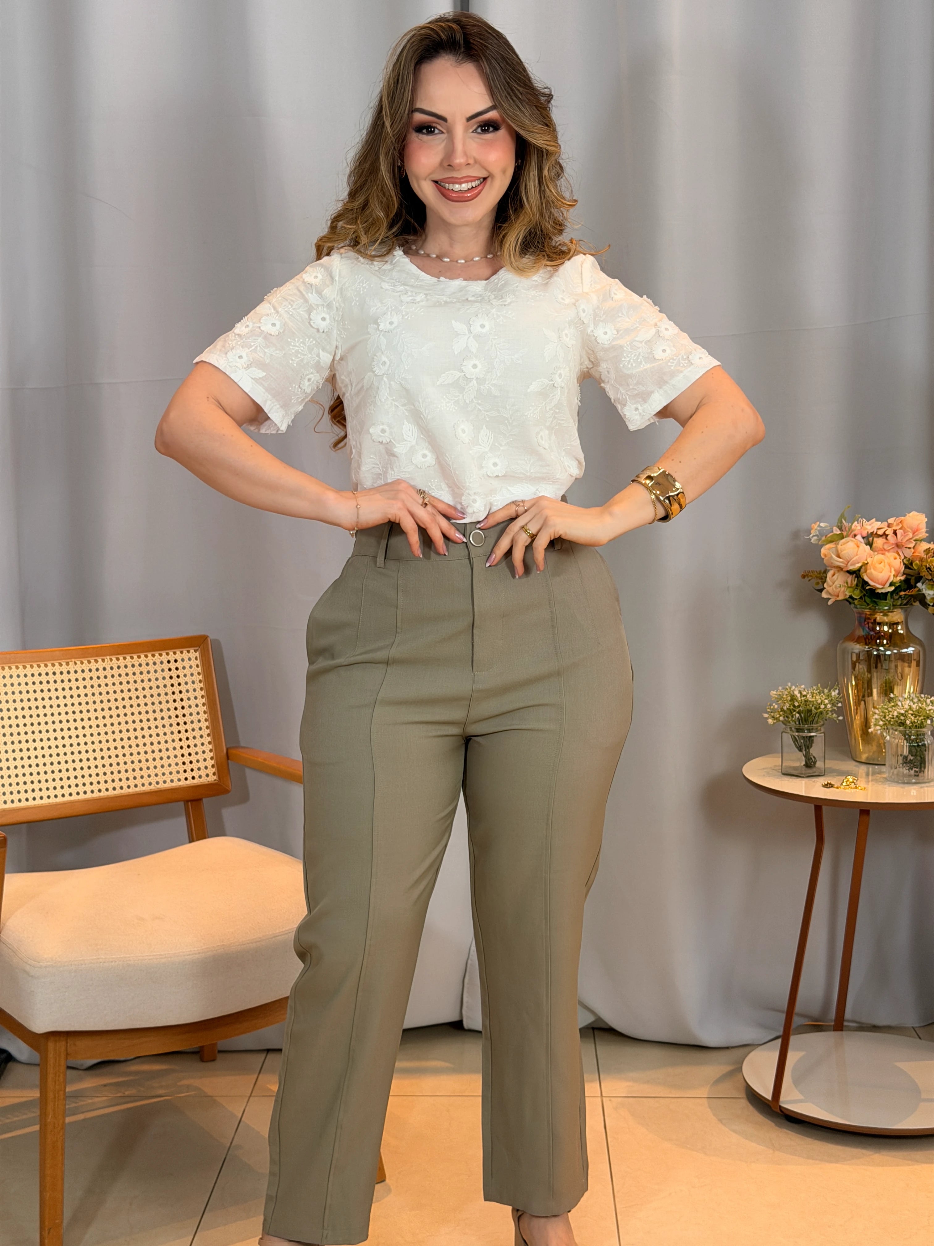 Conjunto: Blusa Amara Branca + Calça Alice Verde