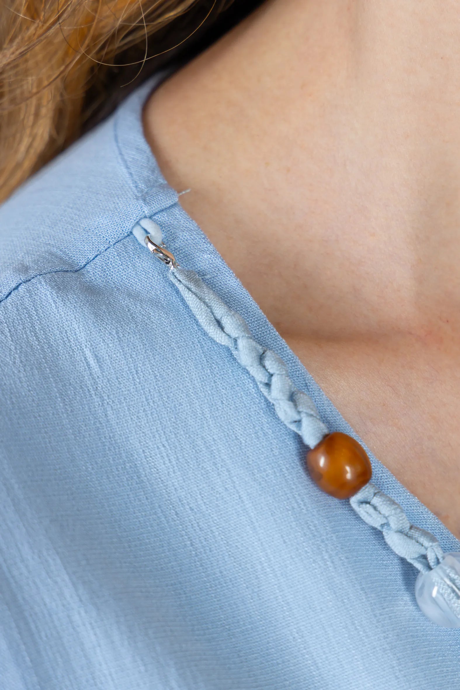 Blusa Manga Curta Visco Linen Detalhe Entrelaçado no Colo com Pedraria Iveth Azul