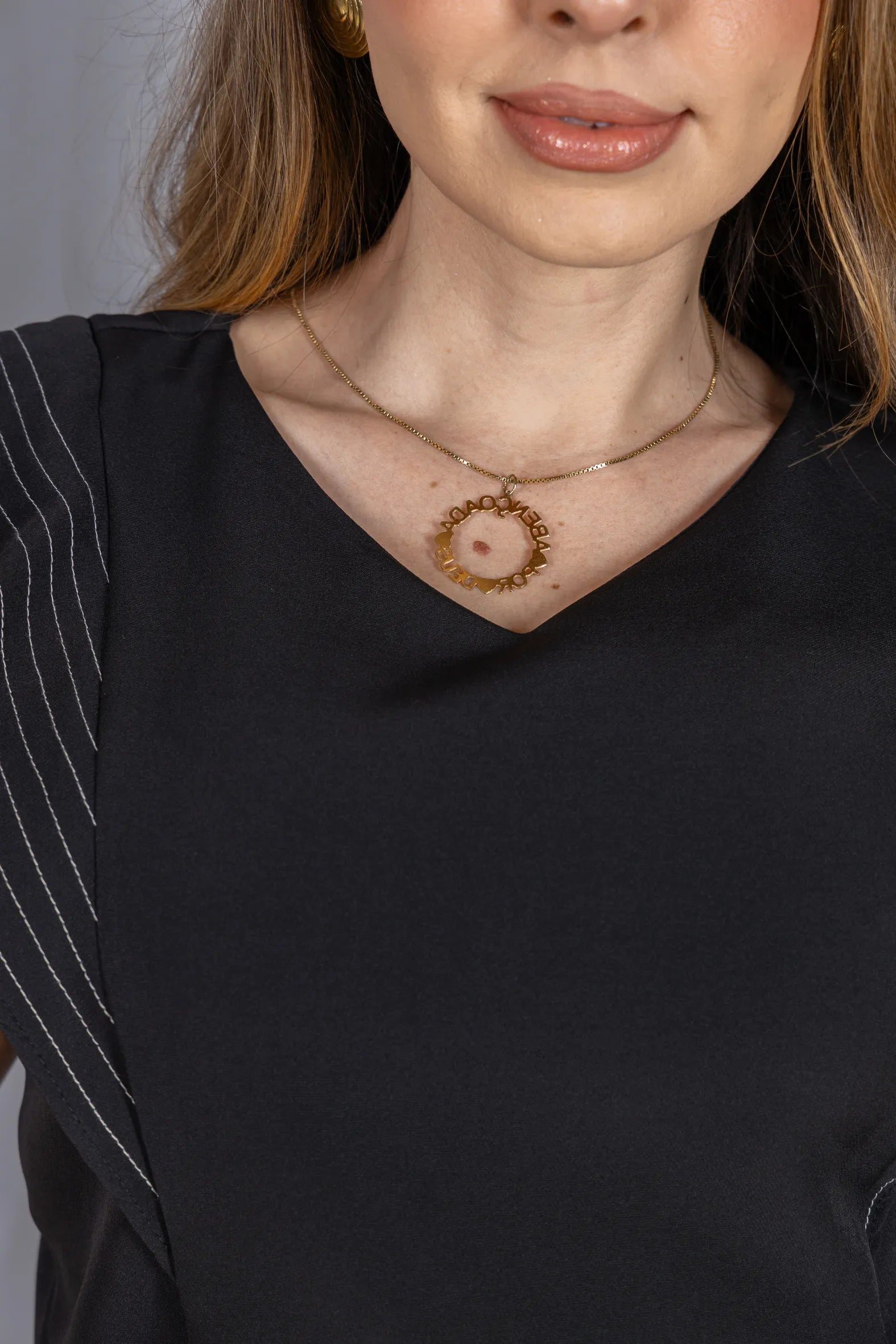 Blusa Decote em "V" em Crepe Alfaiataria Detalhes Pesponto Nicole Preta