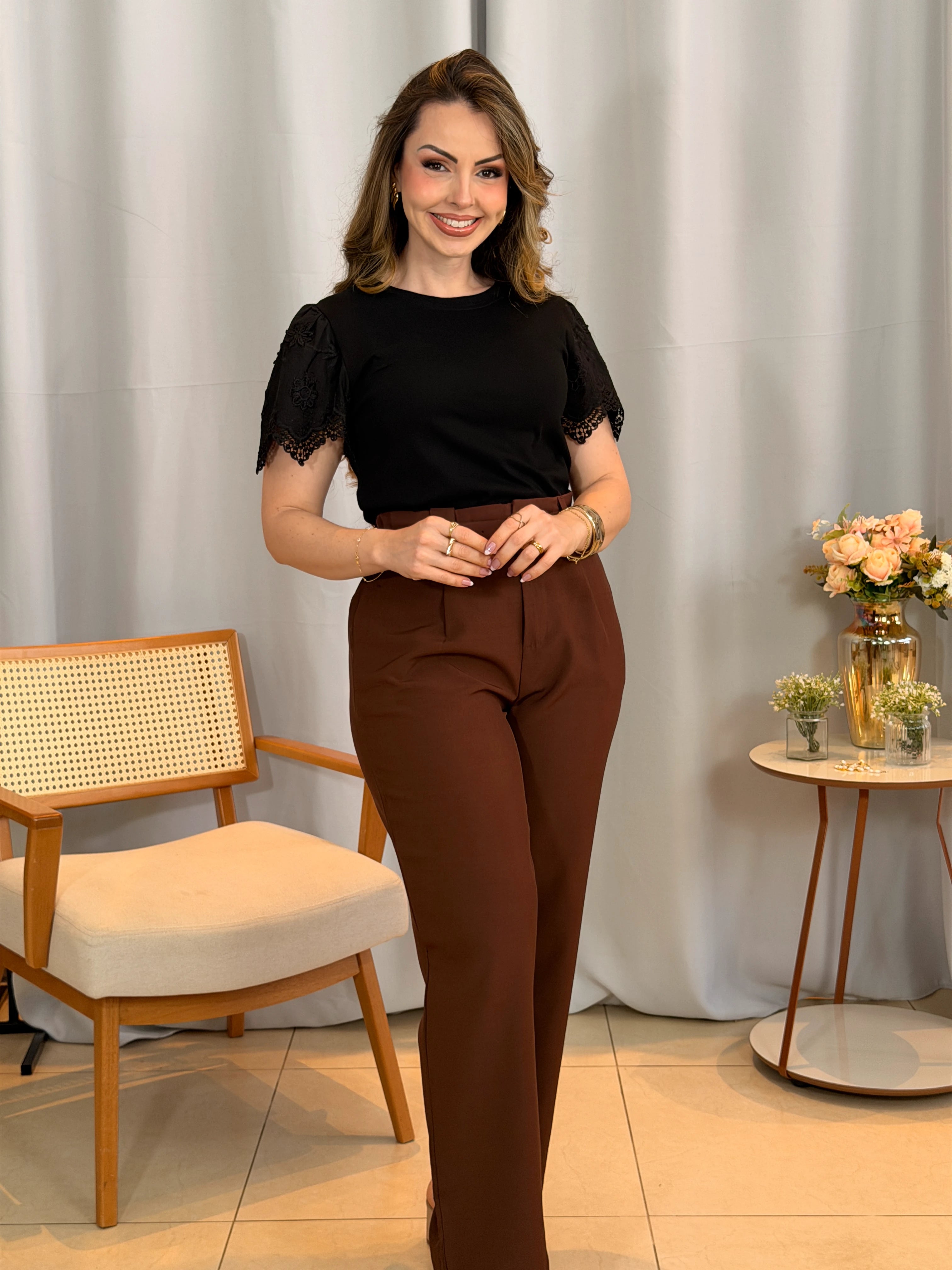 Conjunto: Blusa Aline Preta + Calça Magda Marrom