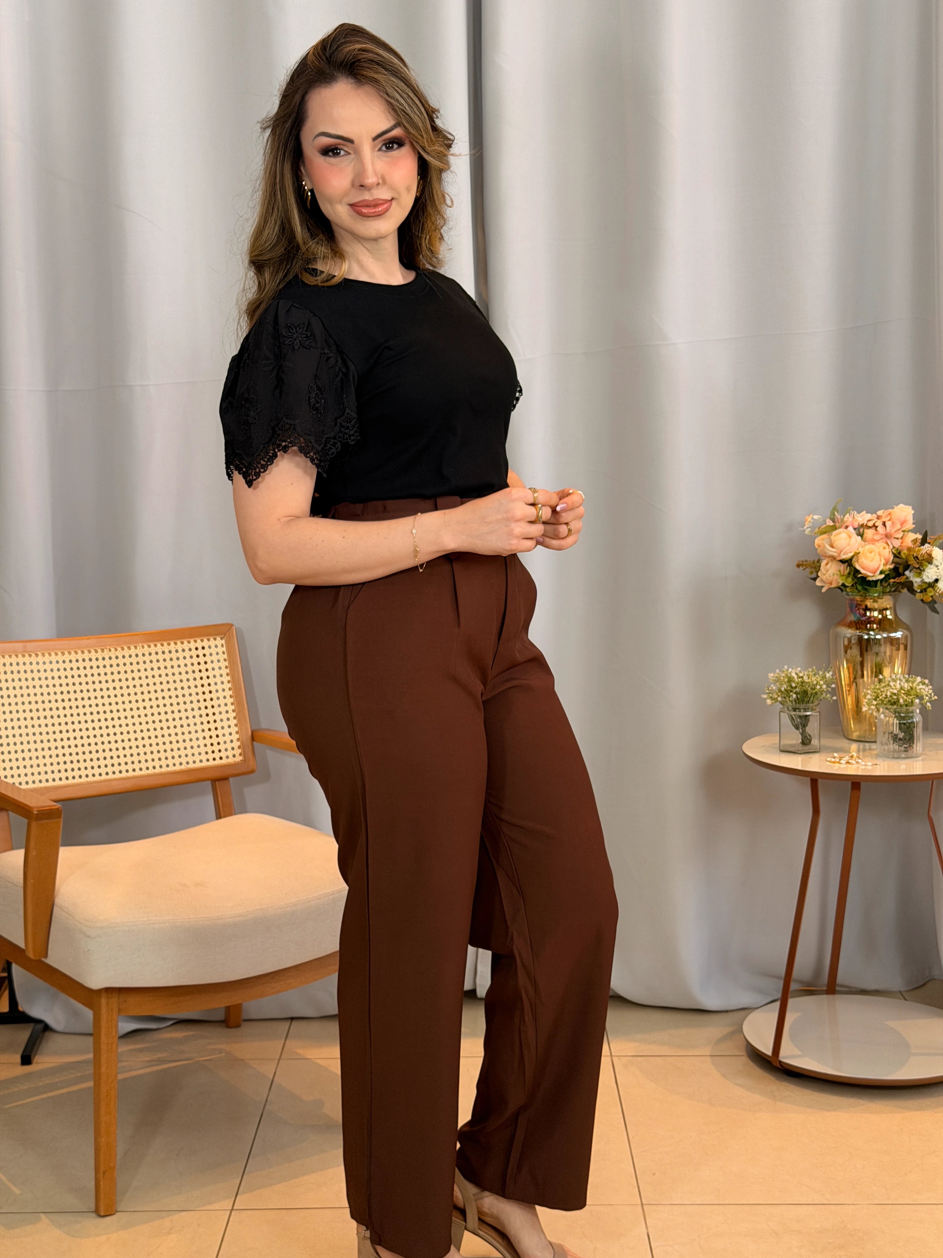 Conjunto: Blusa Aline Preta + Calça Magda Marrom