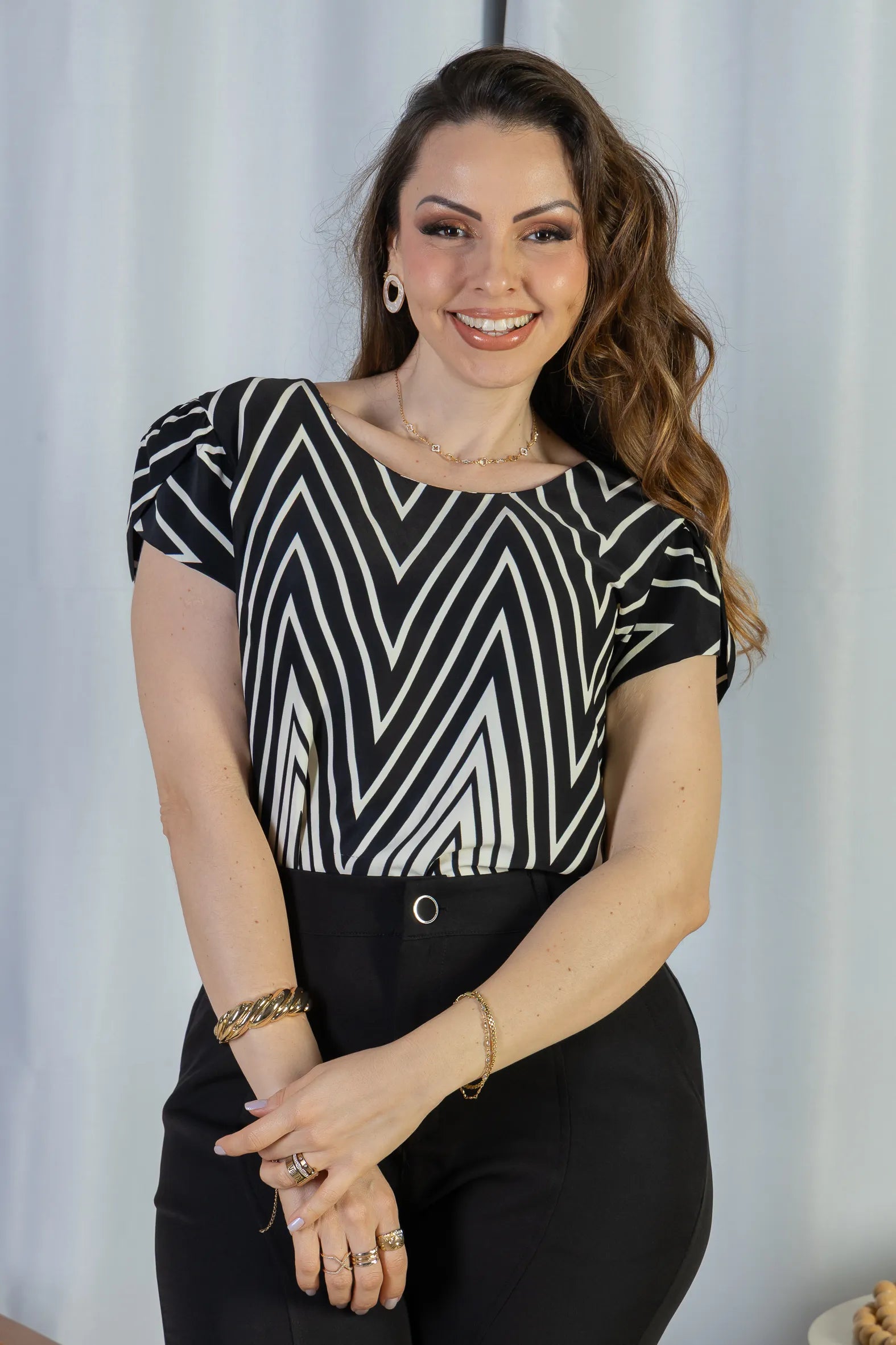 Blusa Manga Curta Transpassada Crepe Classic Cristina Estampa Chevron Preta