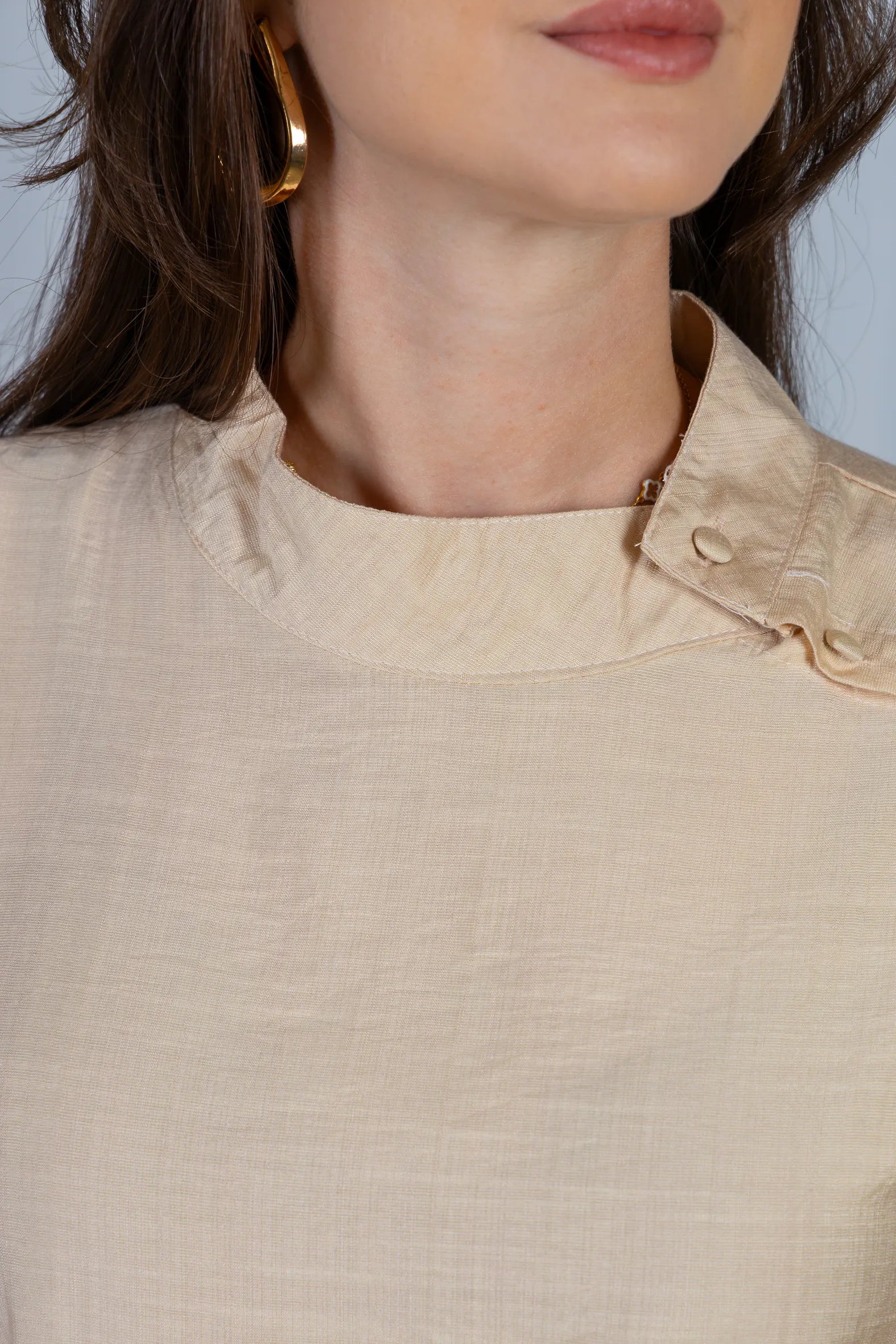 Blusa Regata Crepe Comfort Abotoadura na Gola Tainá Bege