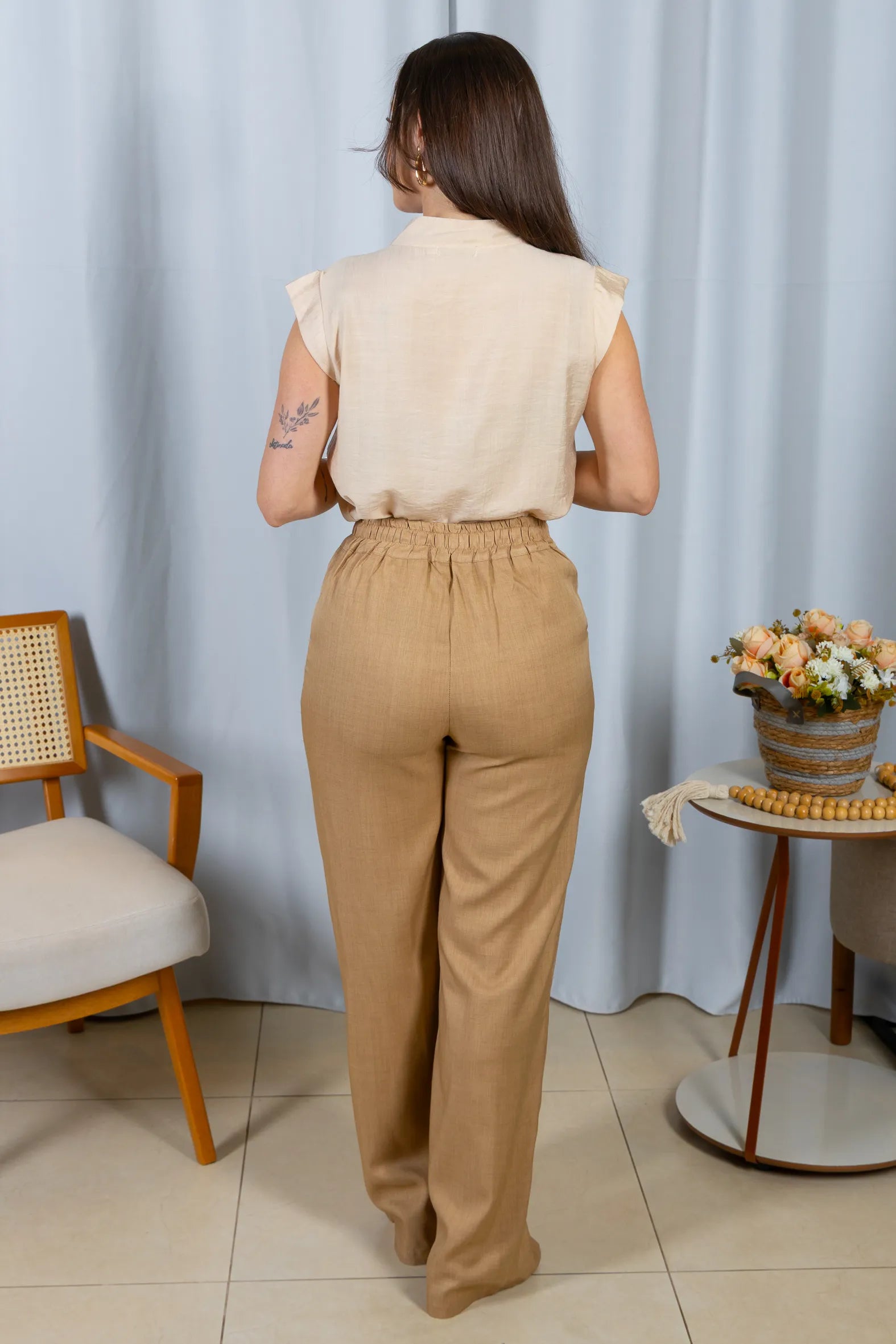 Blusa Regata Crepe Comfort Abotoadura na Gola Tainá Bege