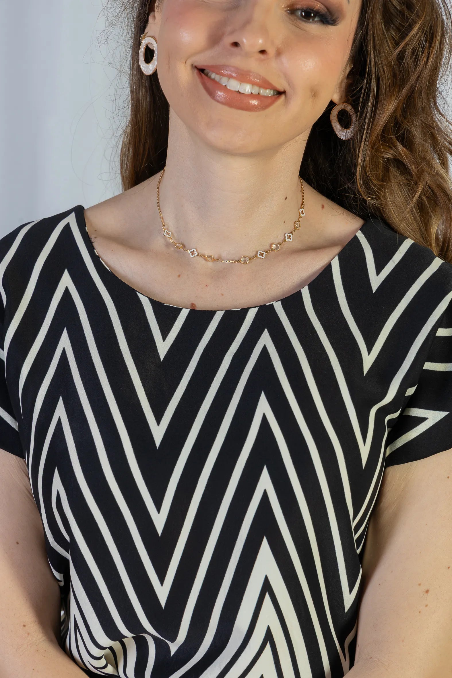 Blusa Manga Curta Transpassada Crepe Classic Cristina Estampa Chevron Preta