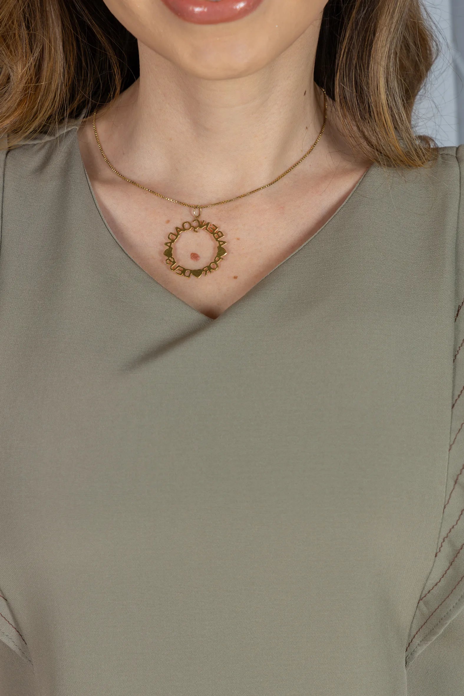 Blusa Decote em "V" em Crepe Alfaiataria Detalhes Pesponto Nicole Verde