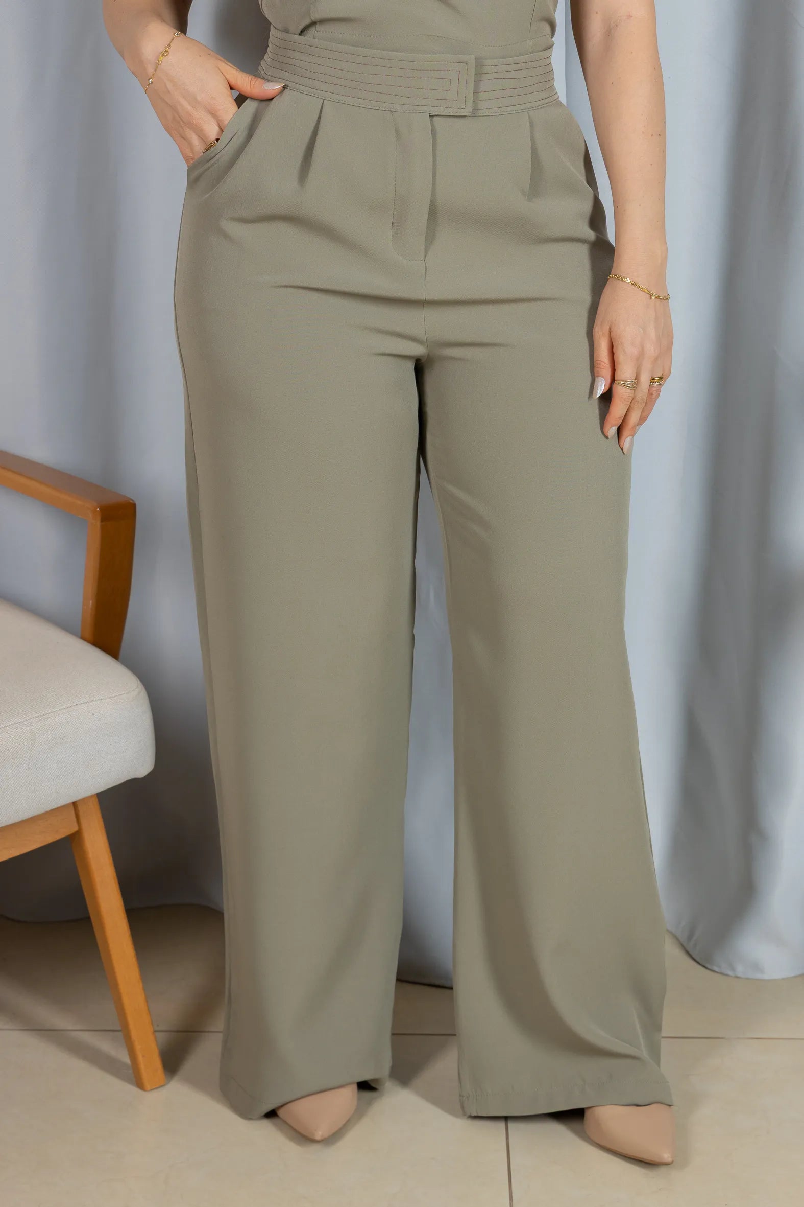 Calça Corte Reto em Crepe Alfaiataria Detalhes Pesponto Nicole Verde