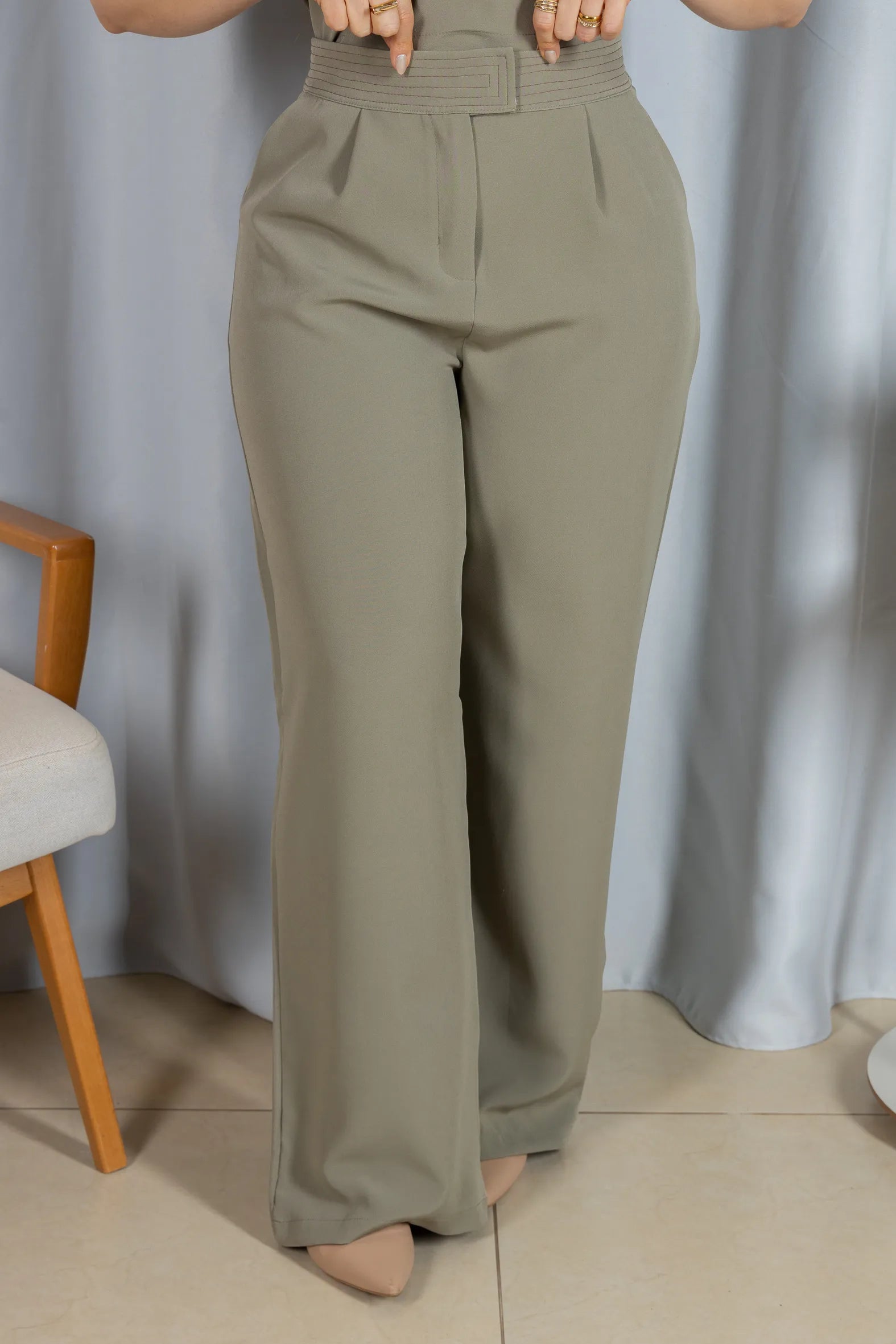 Calça Corte Reto em Crepe Alfaiataria Detalhes Pesponto Nicole Verde