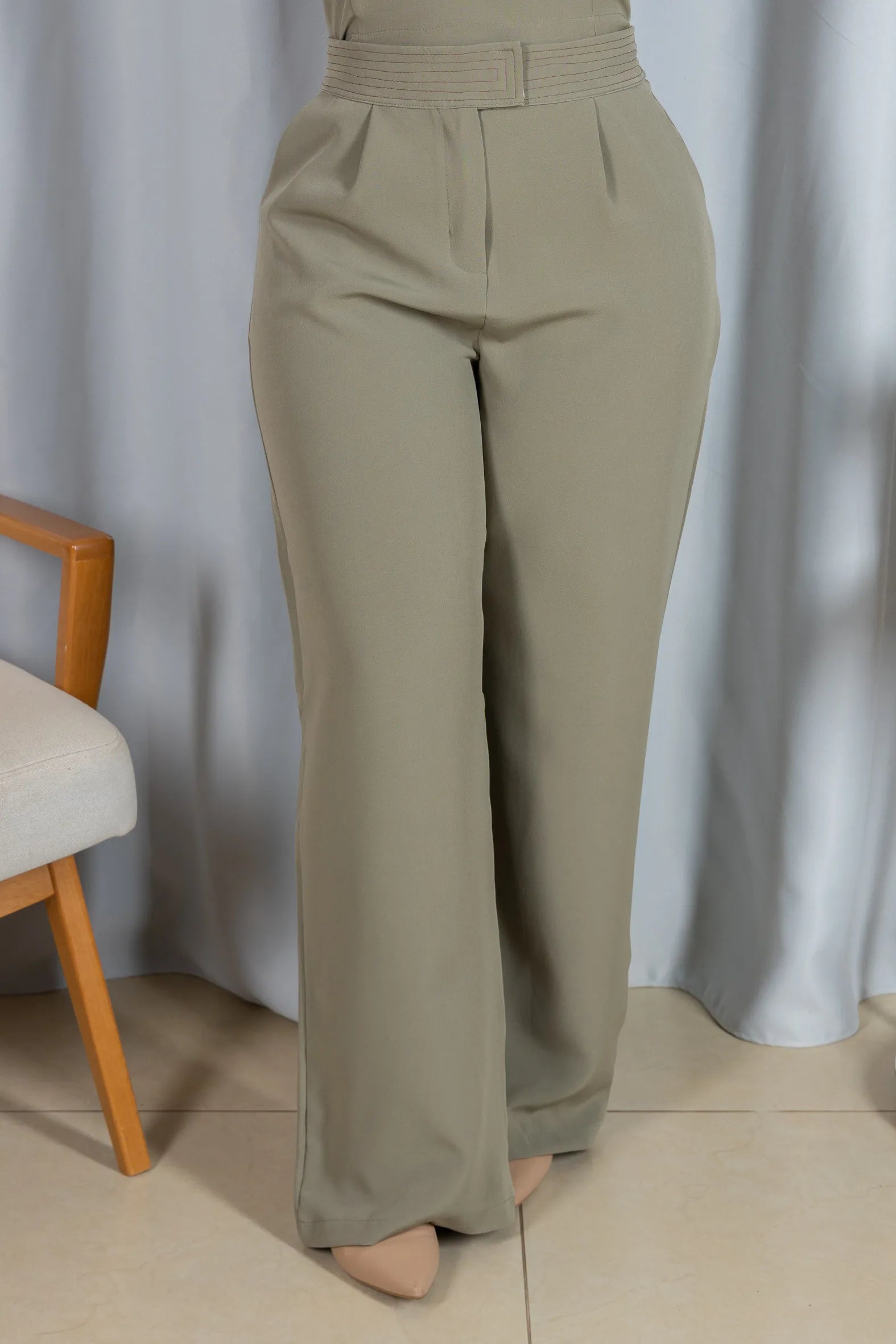 Calça Corte Reto em Crepe Alfaiataria Detalhes Pesponto Nicole Verde