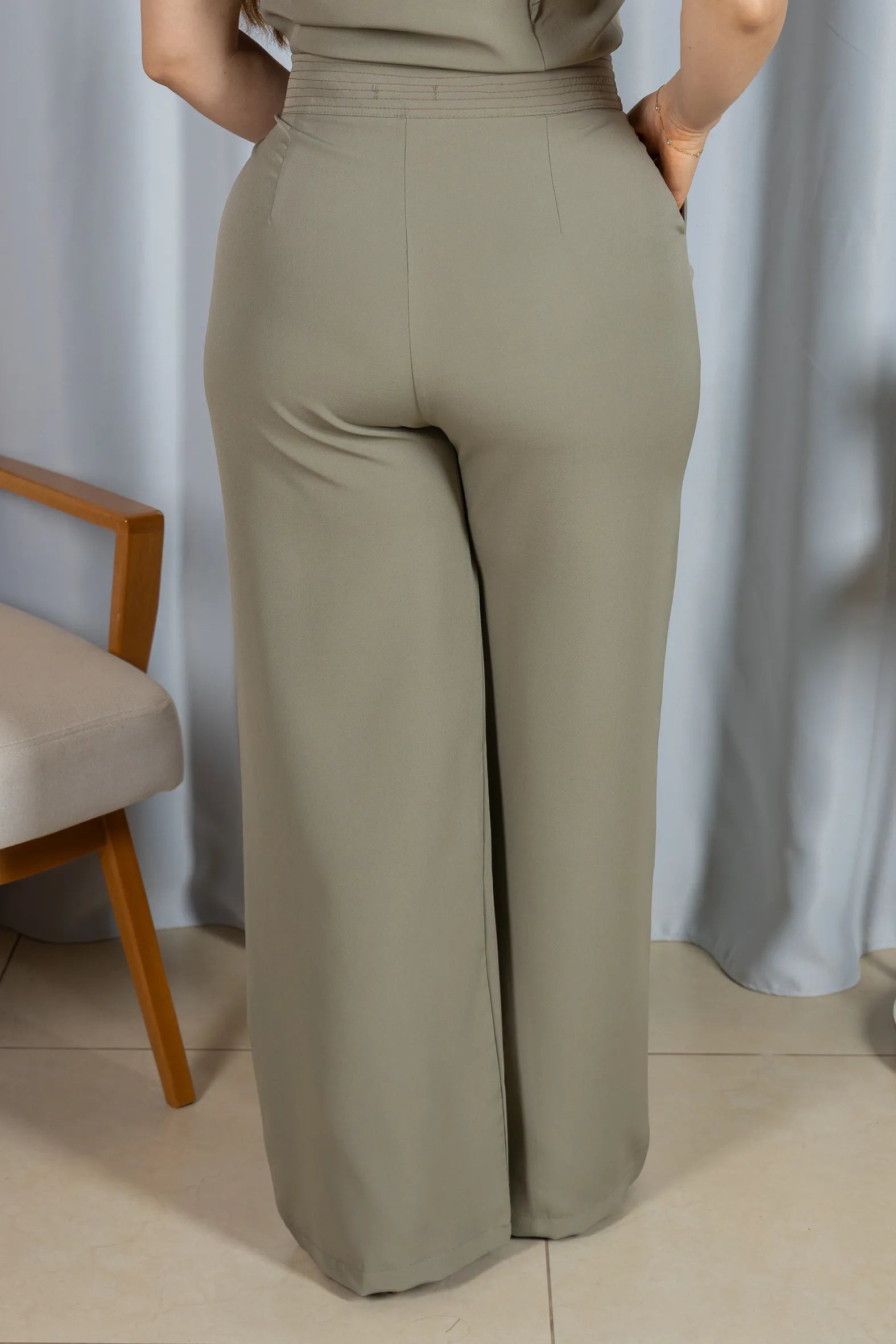 Calça Corte Reto em Crepe Alfaiataria Detalhes Pesponto Nicole Verde