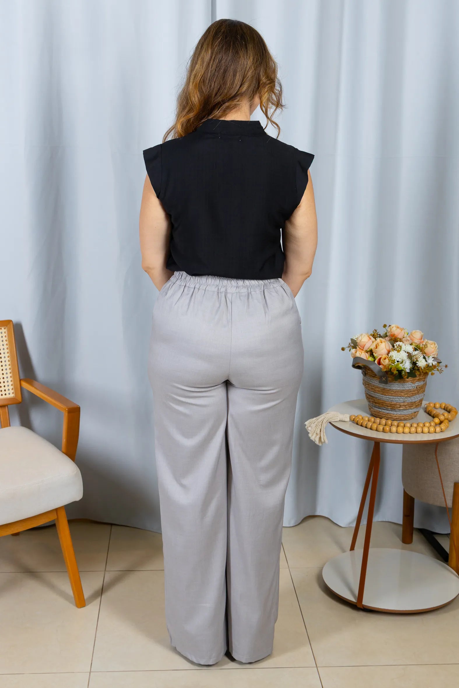 Blusa Regata Crepe Comfort Abotoadura na Gola Tainá Preta