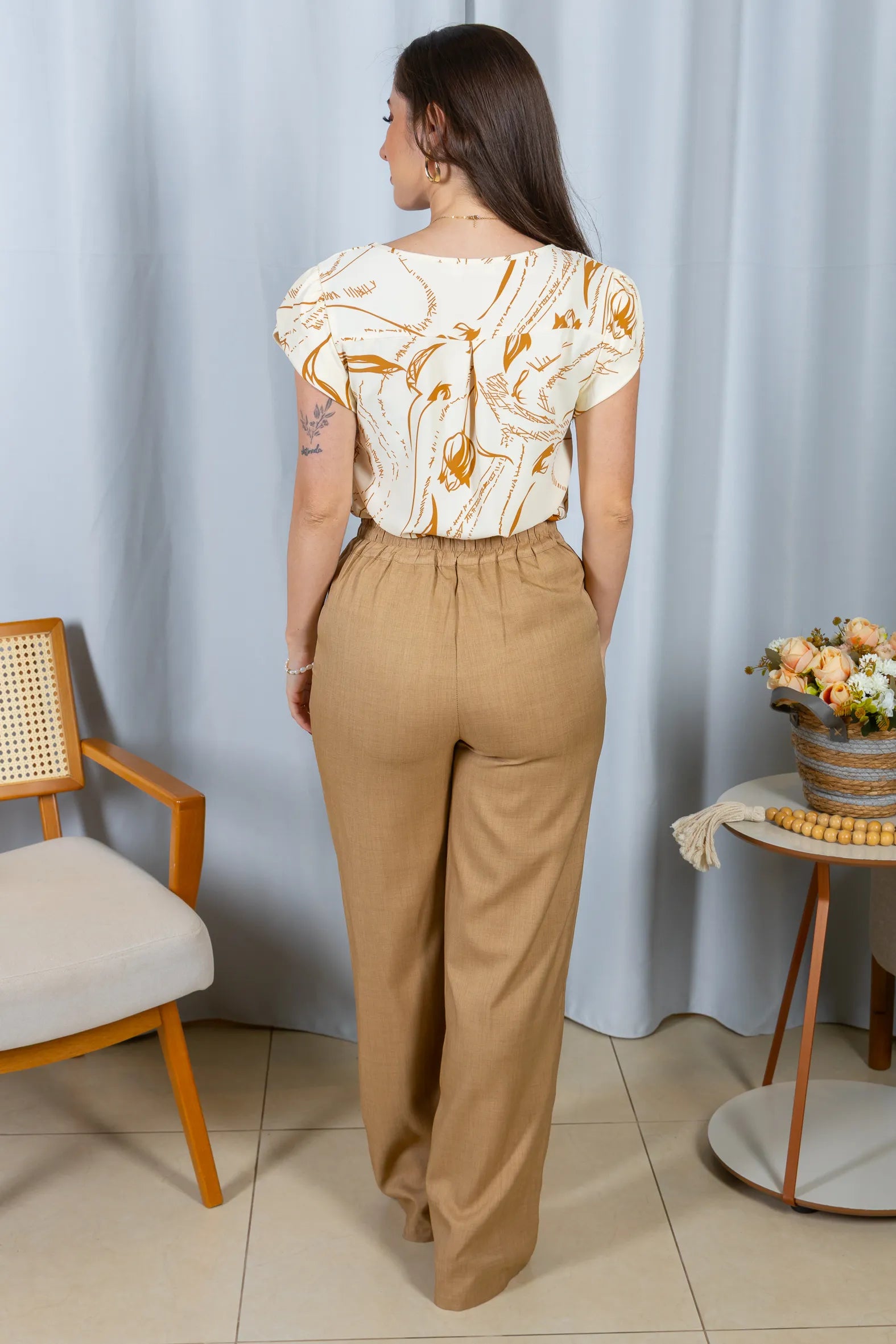 Blusa Manga Curta Transpassada Estampada em Crepe Classic Simone Bege