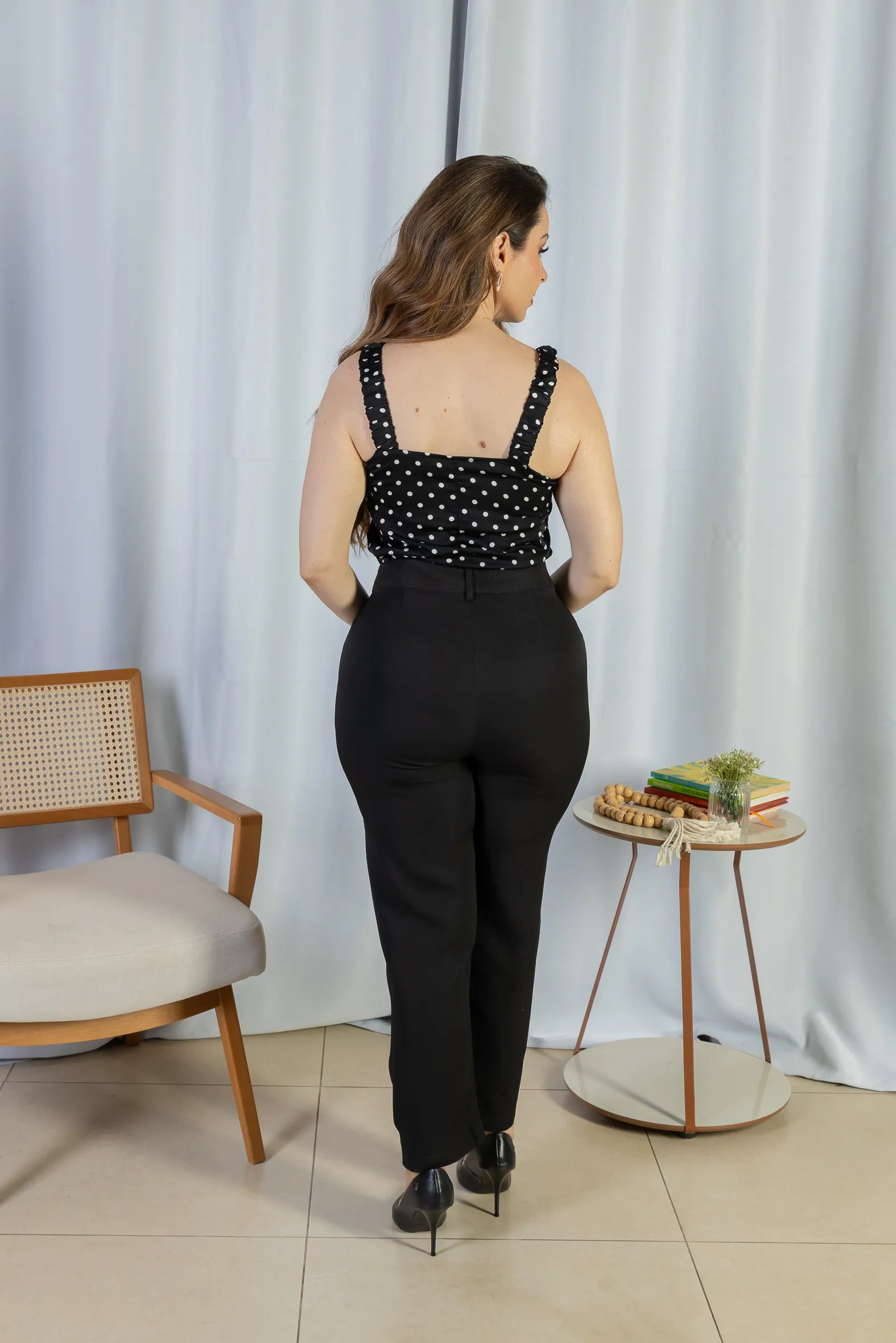 Blusa Regata Detalhe Botões Crepe Classic Elise Estampa Poá Preta