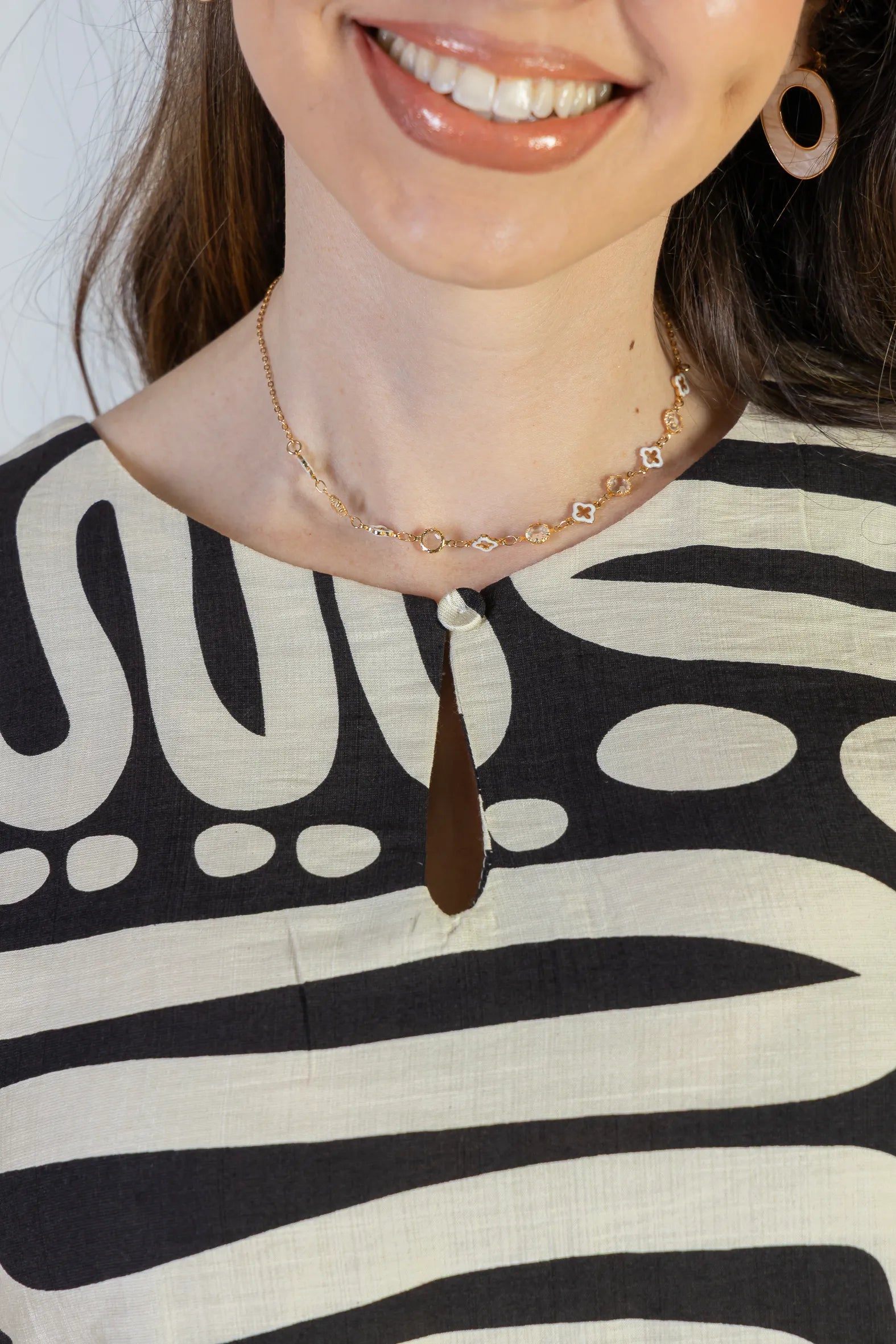 Blusa Manga Curta Detalhe Decote Visco Brise Mel Estampada Preta