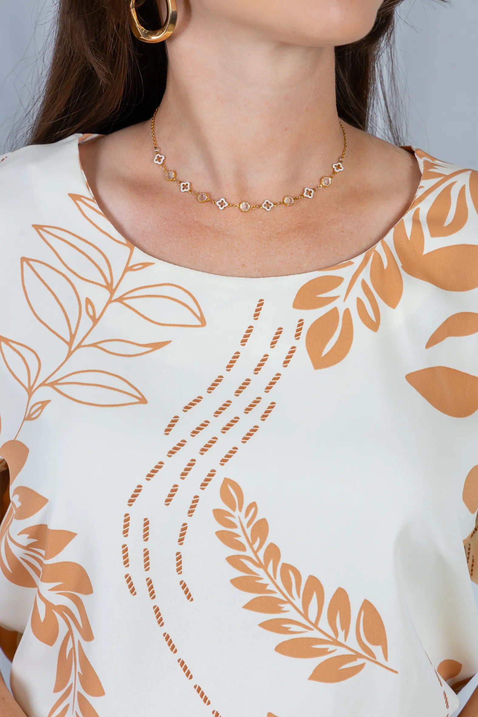 Blusa Manga Curta Fecho em Botão Estampada Crepe Classic Claudete Marrom