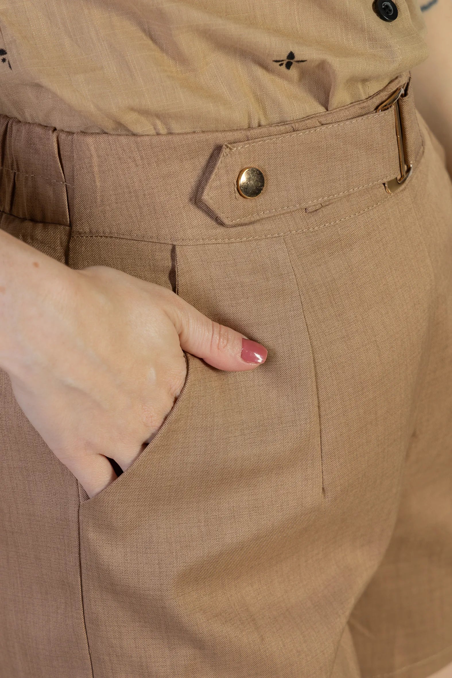 Shorts Detalhe Fivela Metálica Alfaiataria Lux Eliane Marrom