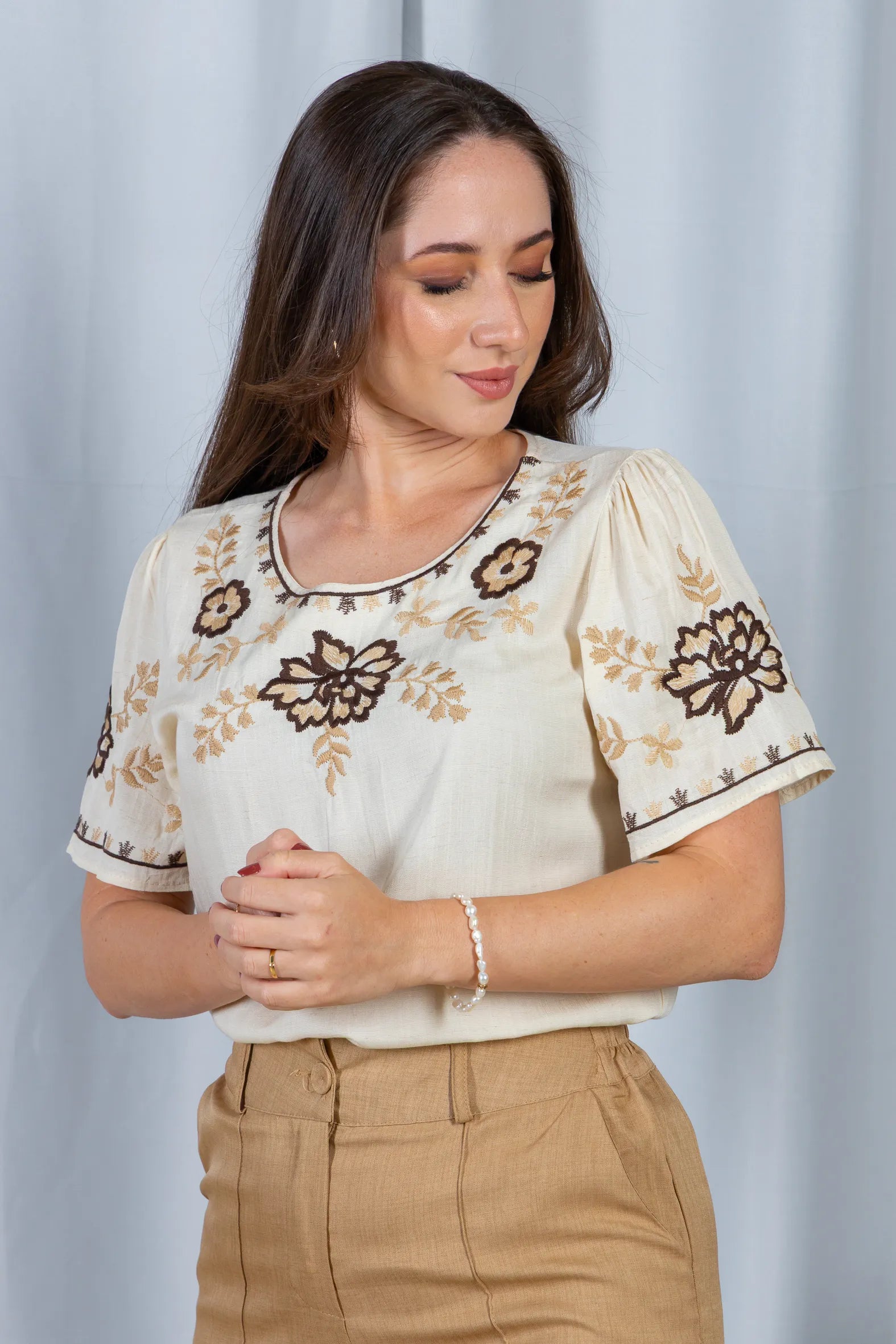 Blusa Manga Curta Visco-Linho Detalhes Bordados em Flores Darcy Creme