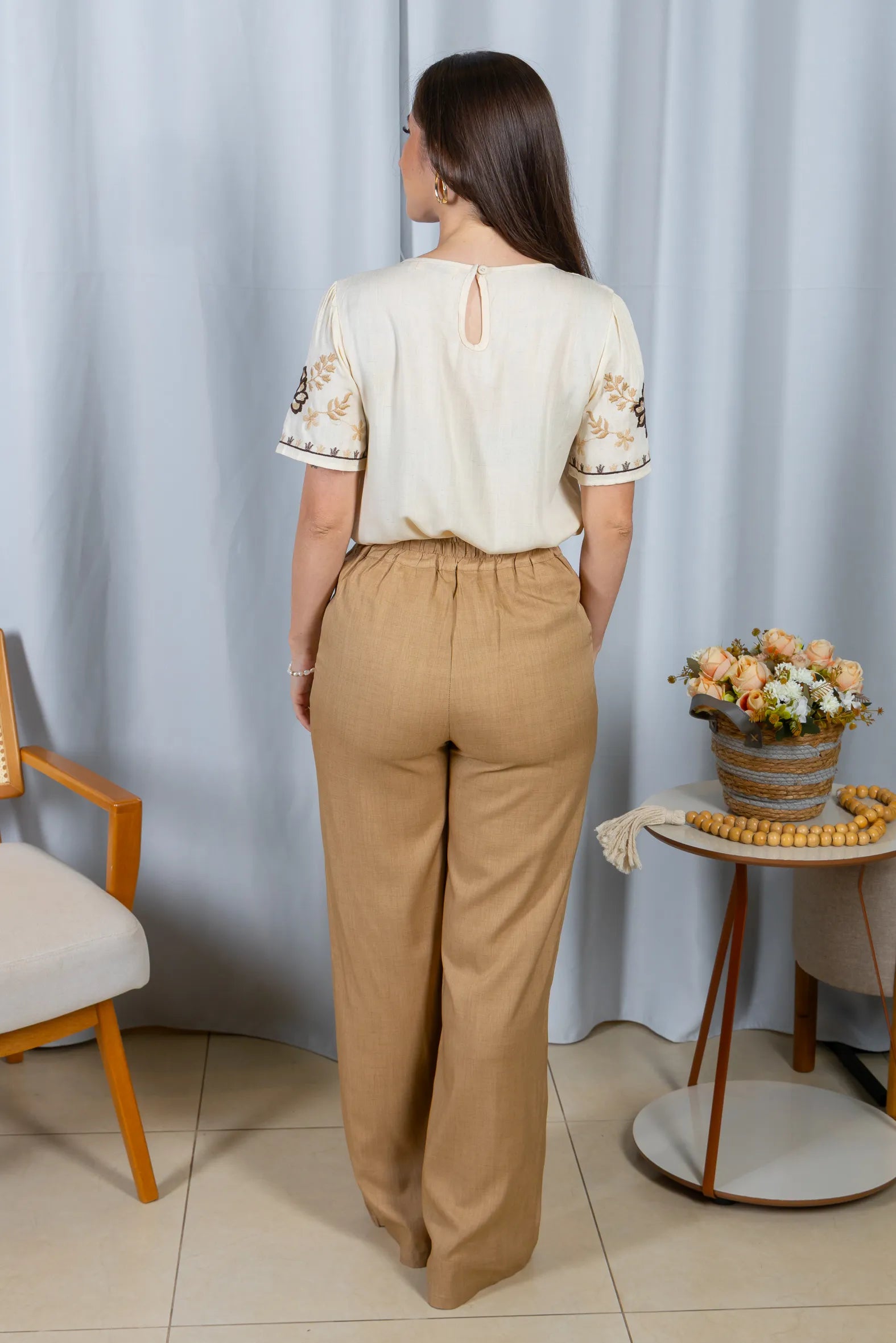 Blusa Manga Curta Visco-Linho Detalhes Bordados em Flores Darcy Creme