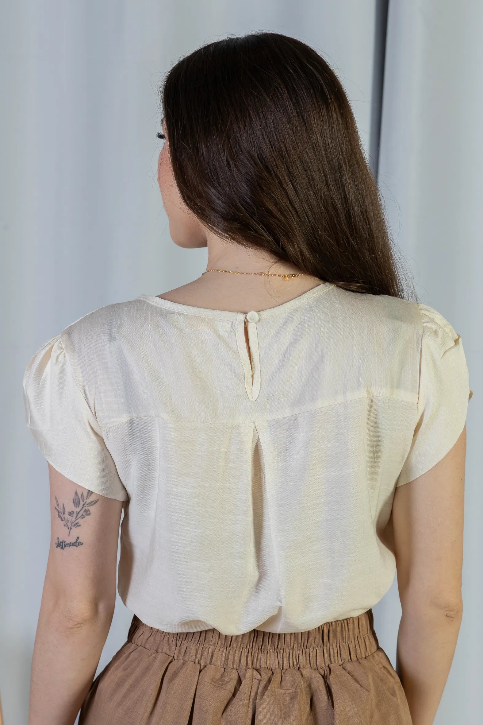 Blusa Manga Curta Transpassada Detalhe Botão Visco Soft Vanessa Creme