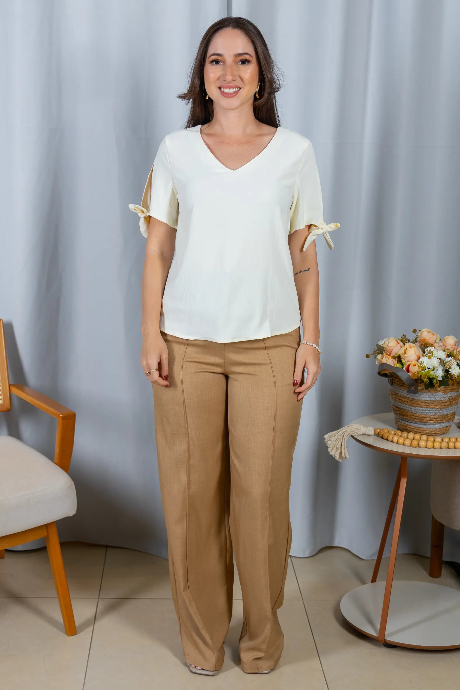 Blusa Manga Curta Detalhe Amarração Decote V Crepe Classic Silvana Creme