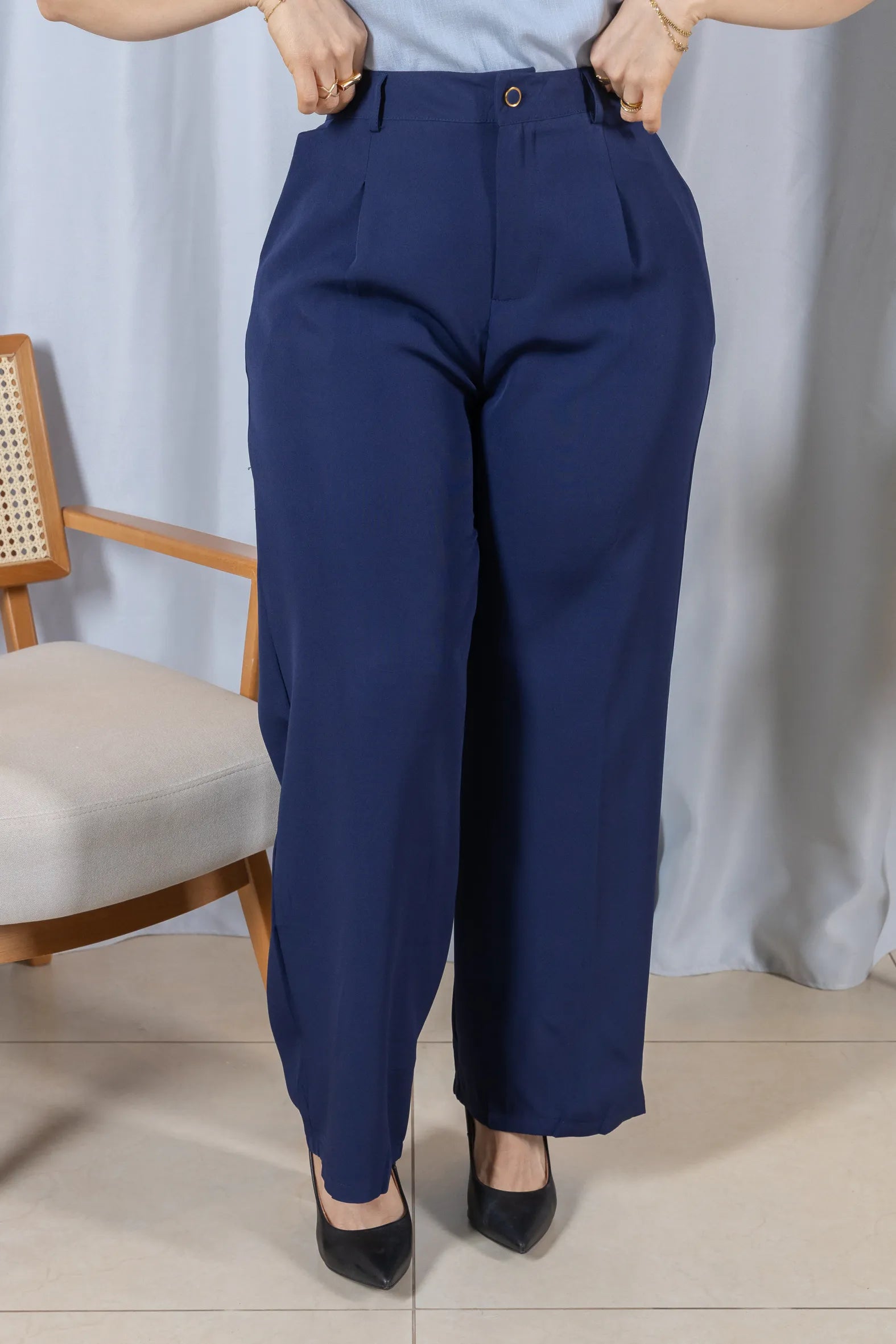 Calça Corte Reto em Alfaiataria com Botão Encapado e Bolso Assimétrico Yara Azul Marinho