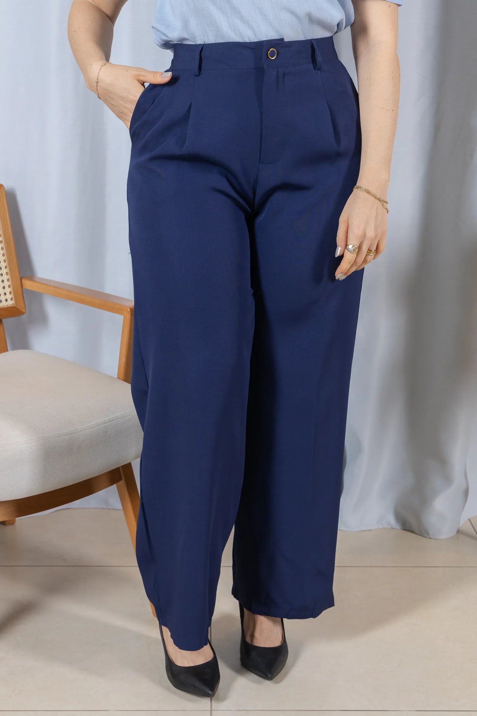 Calça Corte Reto em Alfaiataria com Botão Encapado e Bolso Assimétrico Yara Azul Marinho