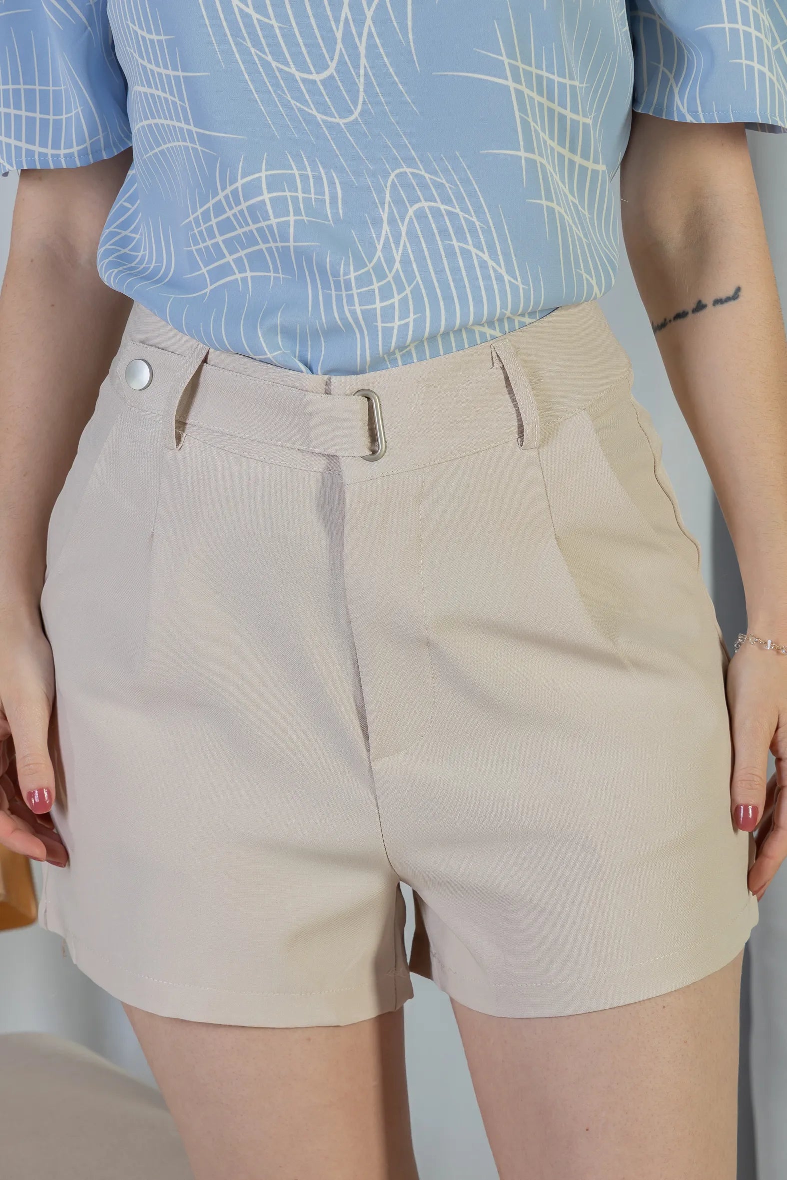 Shorts Detalhe Cós Assimétrico Alfaiataria Catarina Creme