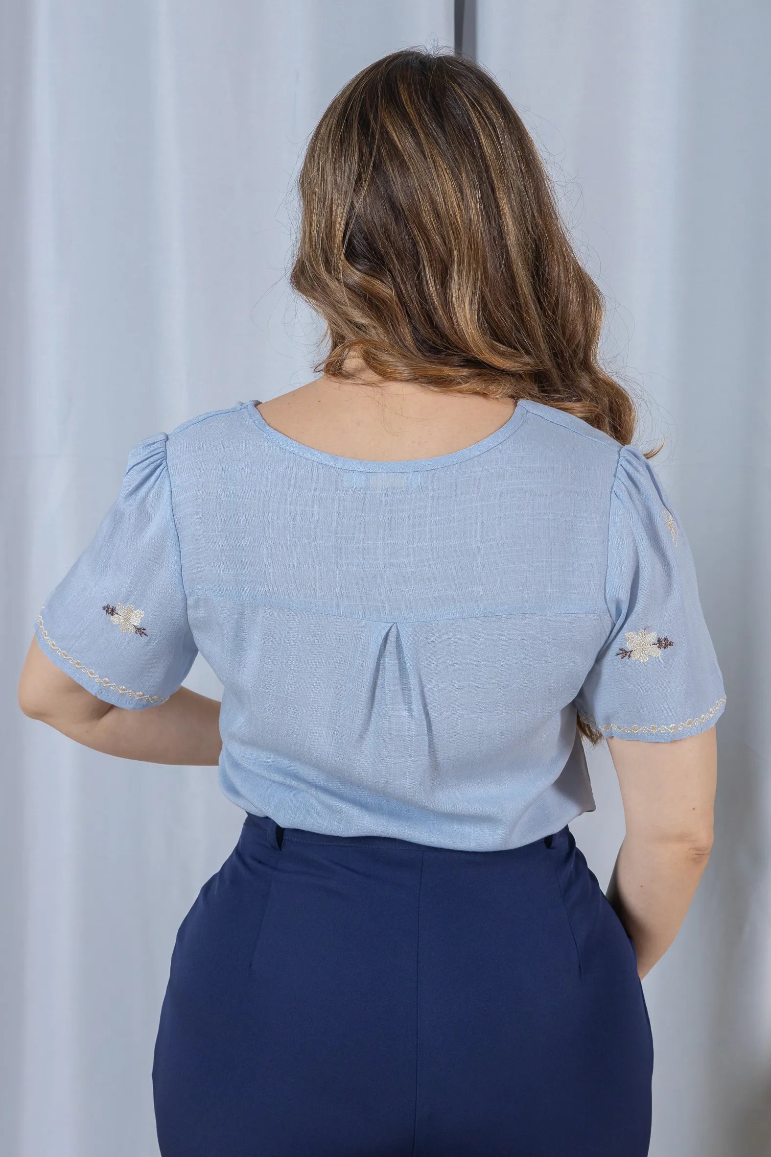 Blusa Manga Curta Decote em 'V' em Viscose com Acabamento Bordado Liara Azul