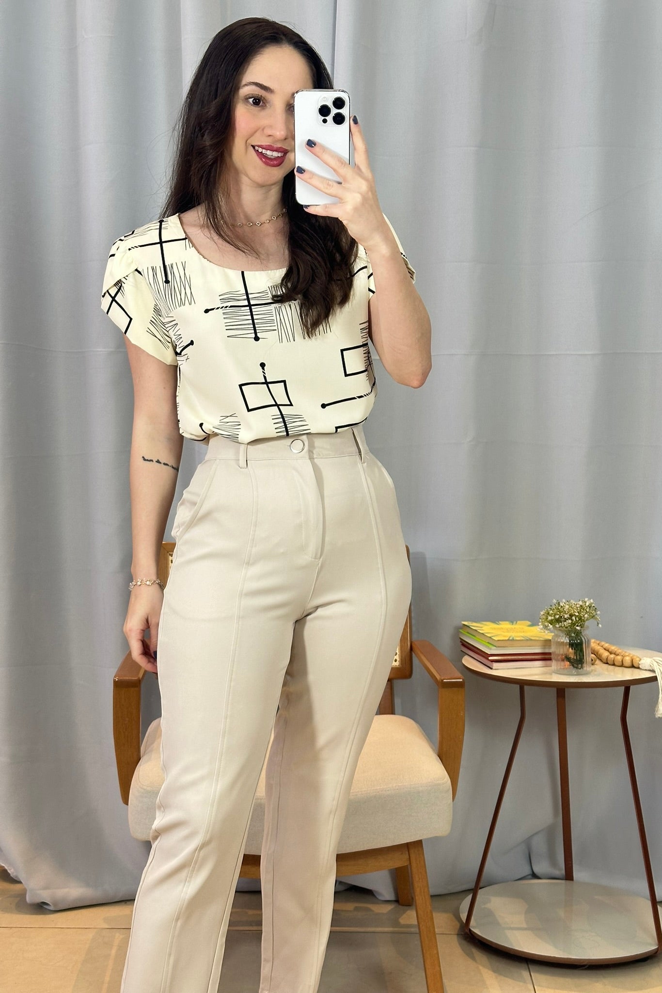 Conjunto: Blusa Manga Transpassada Elis Regina Estampada Creme + Calça Corte Reto Detalhe Friso Crepe Milano Eliana Bezerra Creme