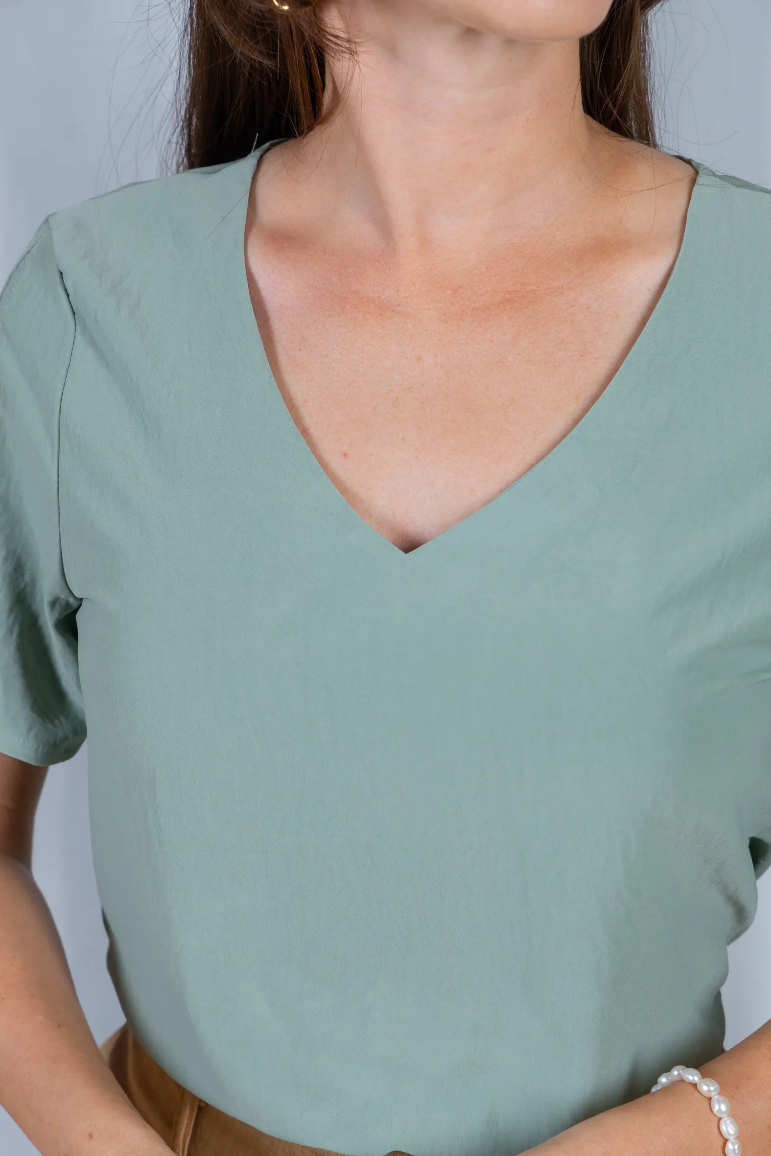 Blusa Manga Curta Detalhe Amarração Decote V Crepe Classic Silvana Verde