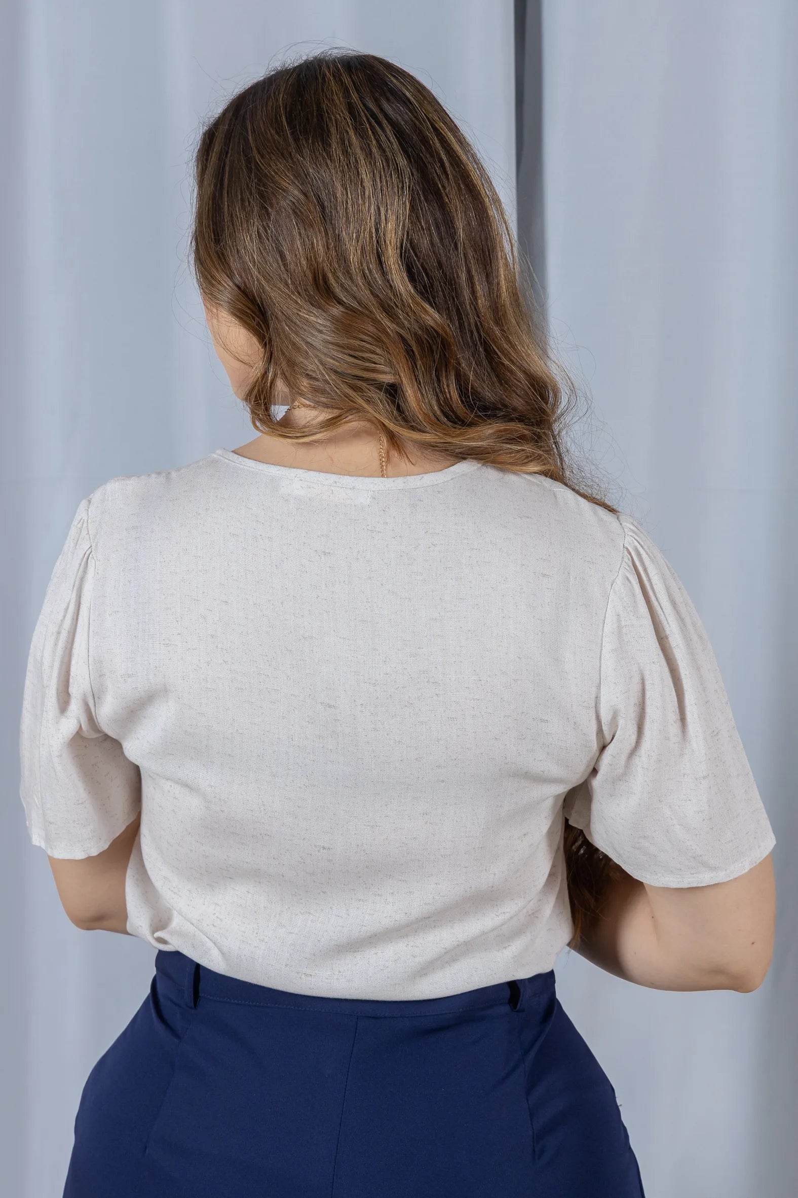 Blusa Manga Curta Decote V em Visco Linho com Acabamento Bordado Samira Off White
