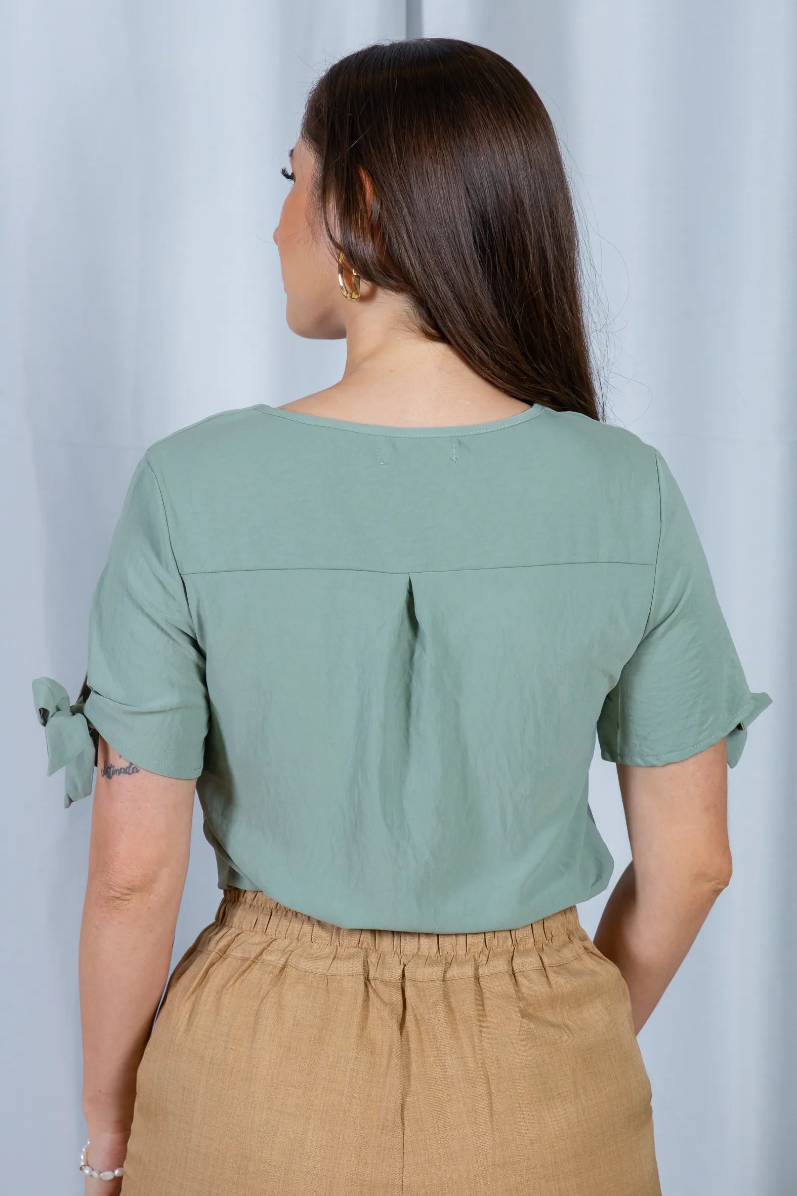 Blusa Manga Curta Detalhe Amarração Decote V Crepe Classic Silvana Verde