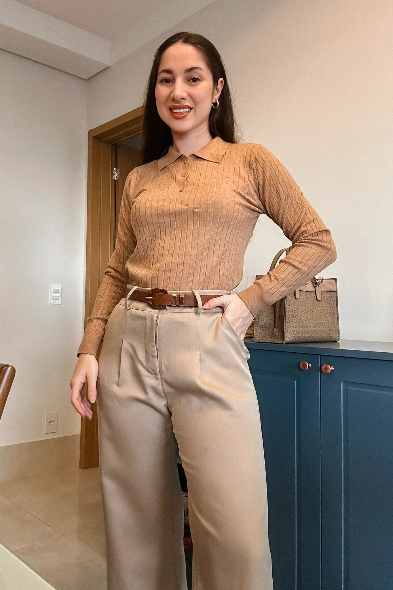 Conjunto: Blusa Manga Longa Em Tricot Cotton Antonella Bege + Calça Corte Reto Detalhe Cinto Priscila Bege