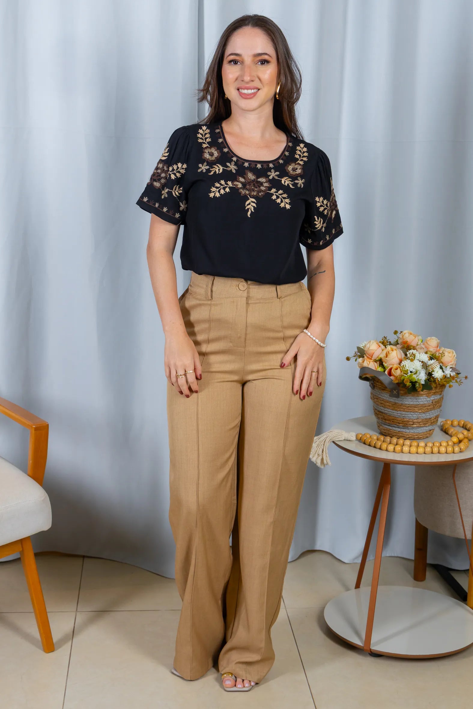 Conjunto: Blusa Manga Curta Visco-Linho Detalhes Bordados em Flores Darcy Preta + Calça Corte Reto Cotton Alfaiataria Lisse Detalhe em Friso Ariane Bege