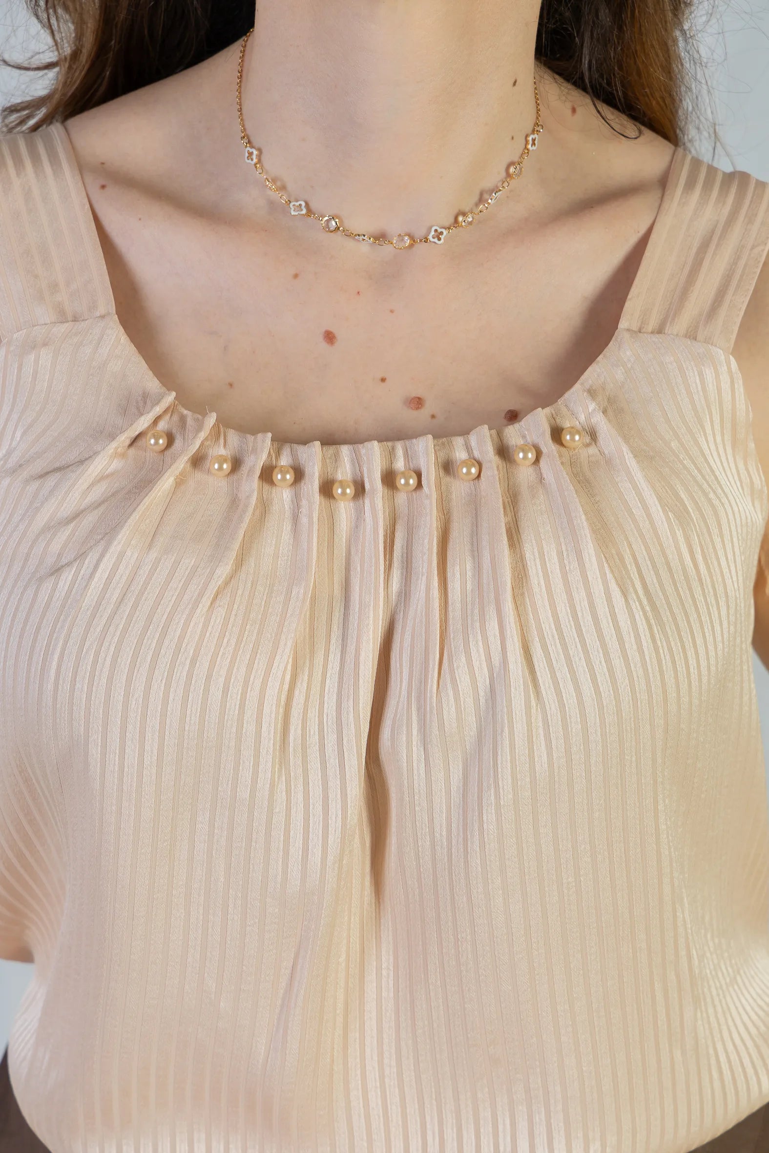 Blusa Regata Detalhe Gola Pérolas Crepe Acetinado Estefani Creme