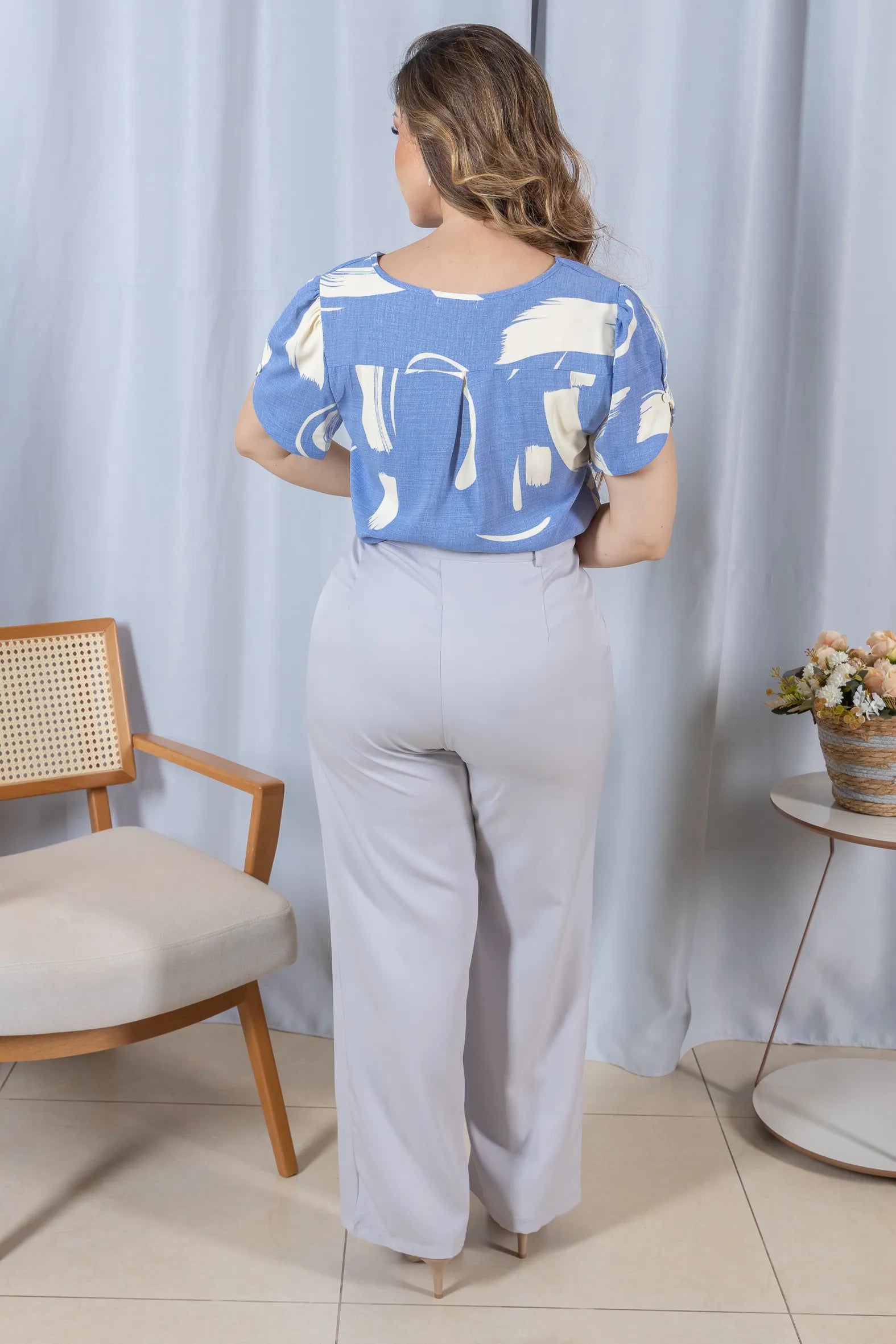 Blusa Manga Curta em Crepe Classic Detalhe Botão Alessandra Estampada Azul