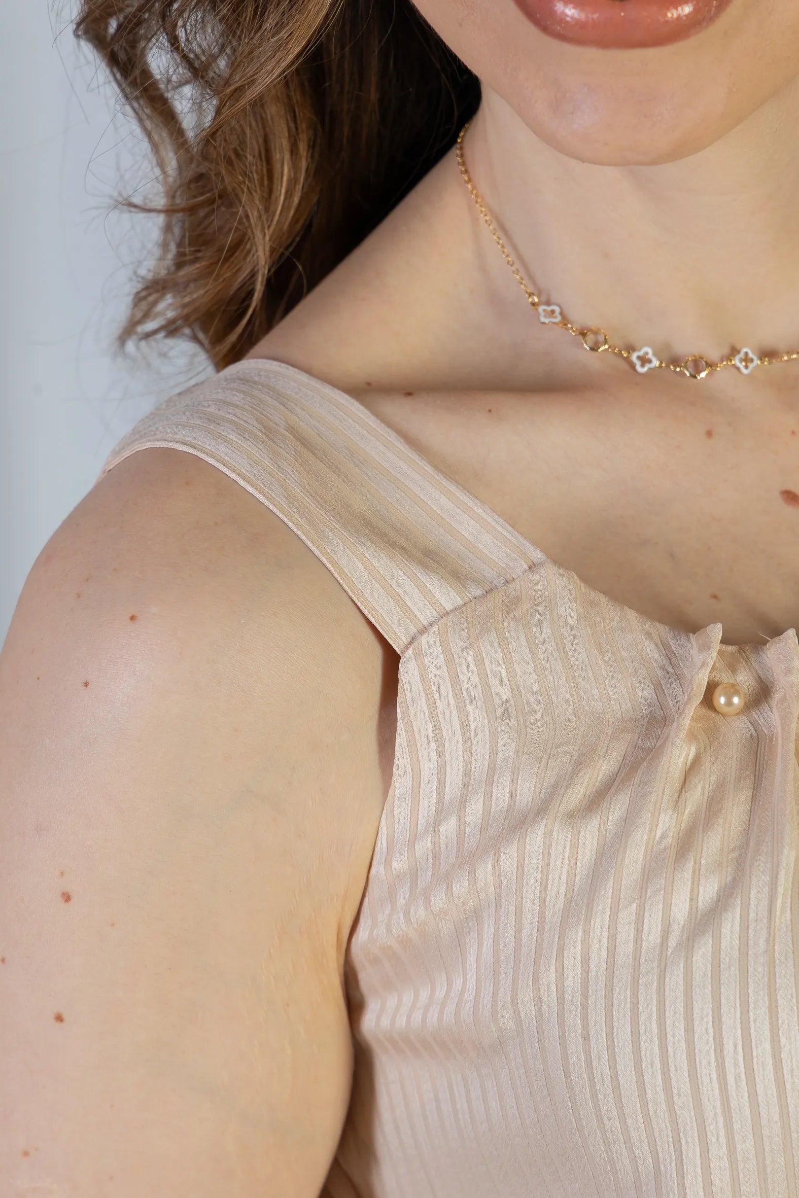 Blusa Regata Detalhe Gola Pérolas Crepe Acetinado Estefani Creme