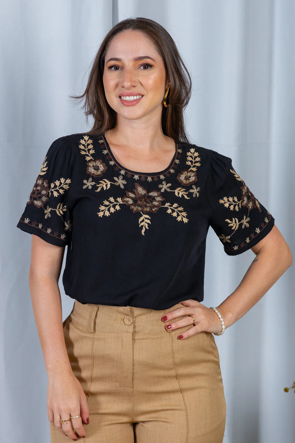 Blusa Manga Curta Visco-Linho Detalhes Bordados em Flores Darcy Preta