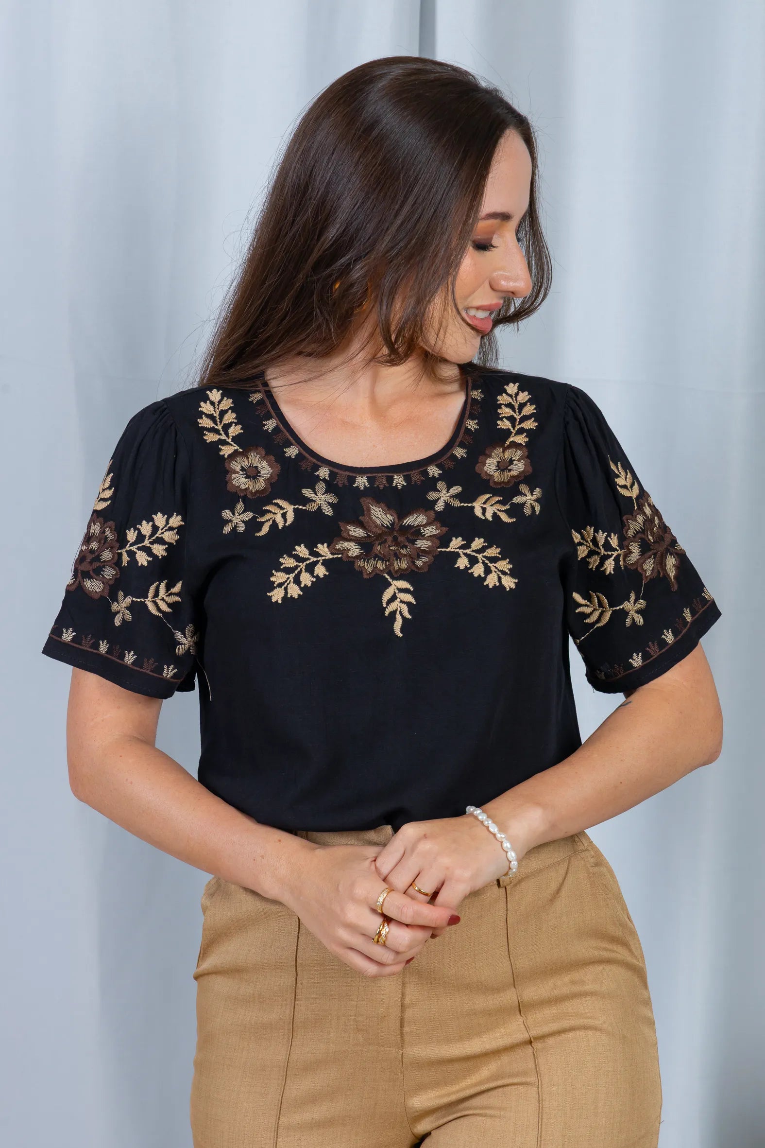 Blusa Manga Curta Visco-Linho Detalhes Bordados em Flores Darcy Preta