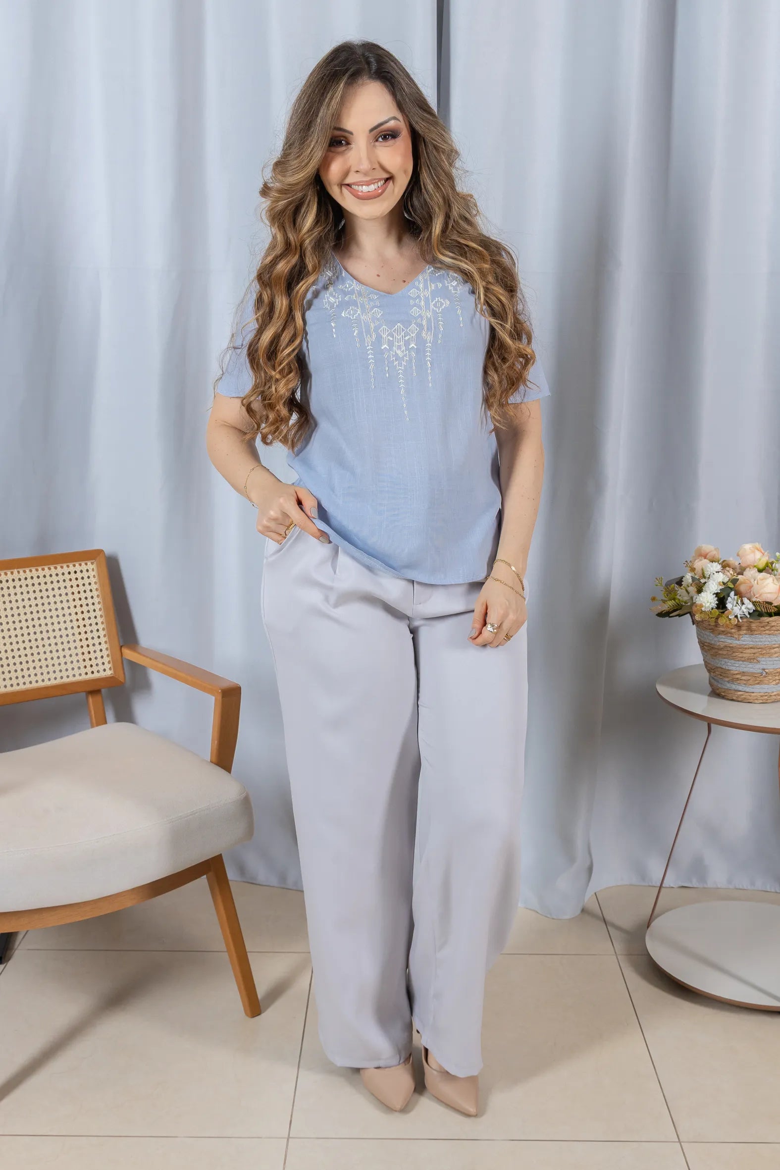 Blusa Manga Curta Decote V em Visco Linho com Acabamento Bordado Samira Azul