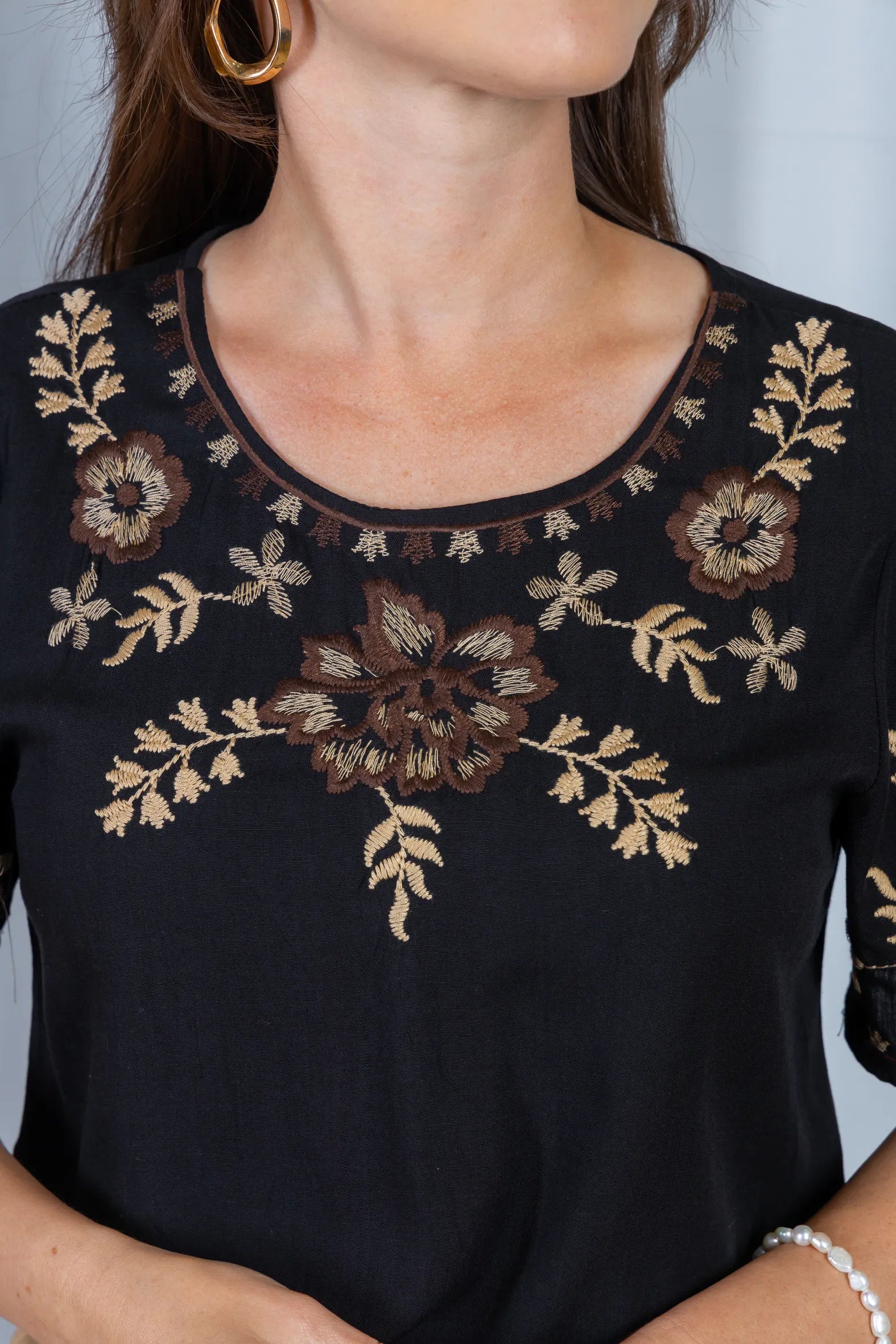 Blusa Manga Curta Visco-Linho Detalhes Bordados em Flores Darcy Preta