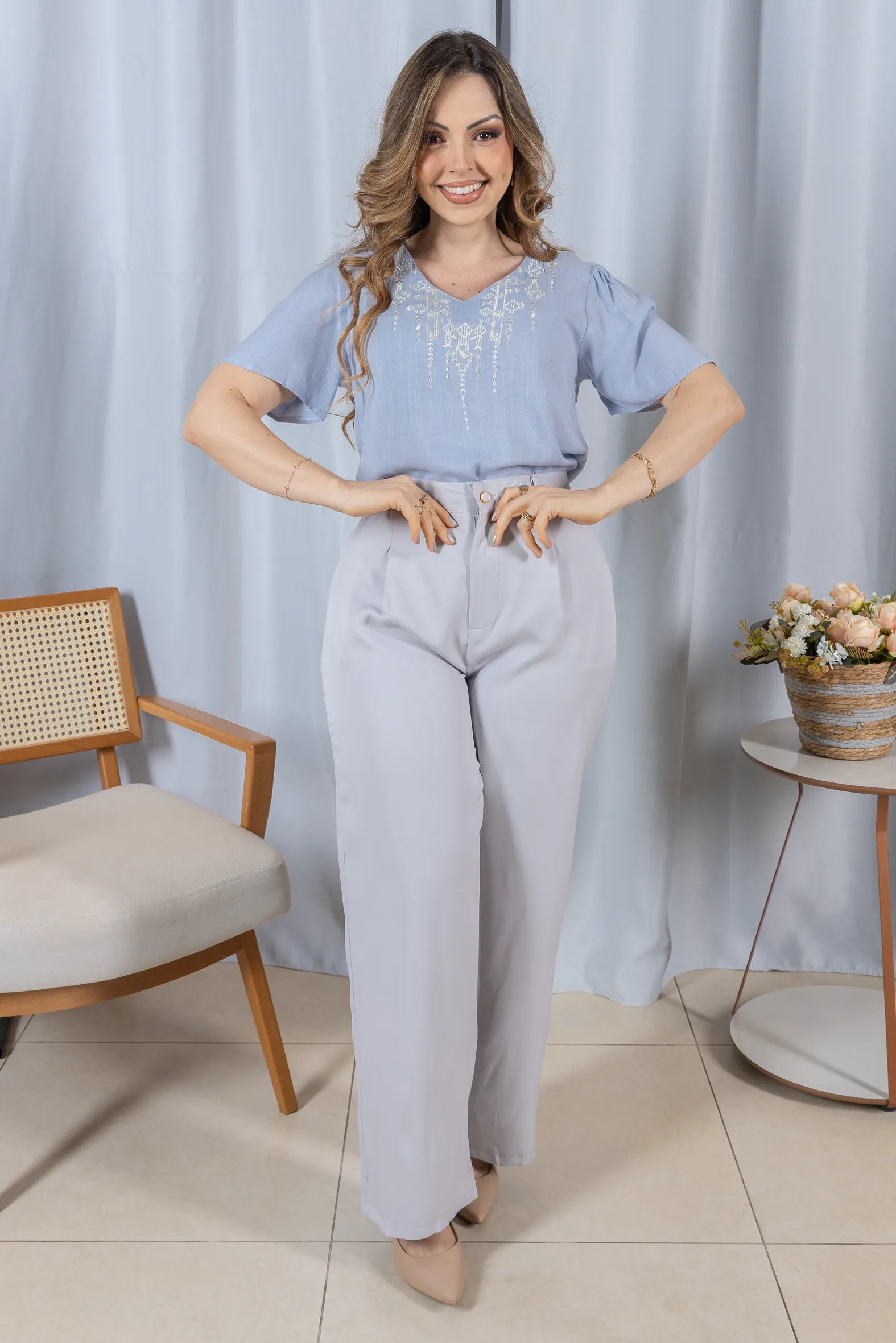 Blusa Manga Curta Decote V em Visco Linho com Acabamento Bordado Samira Azul