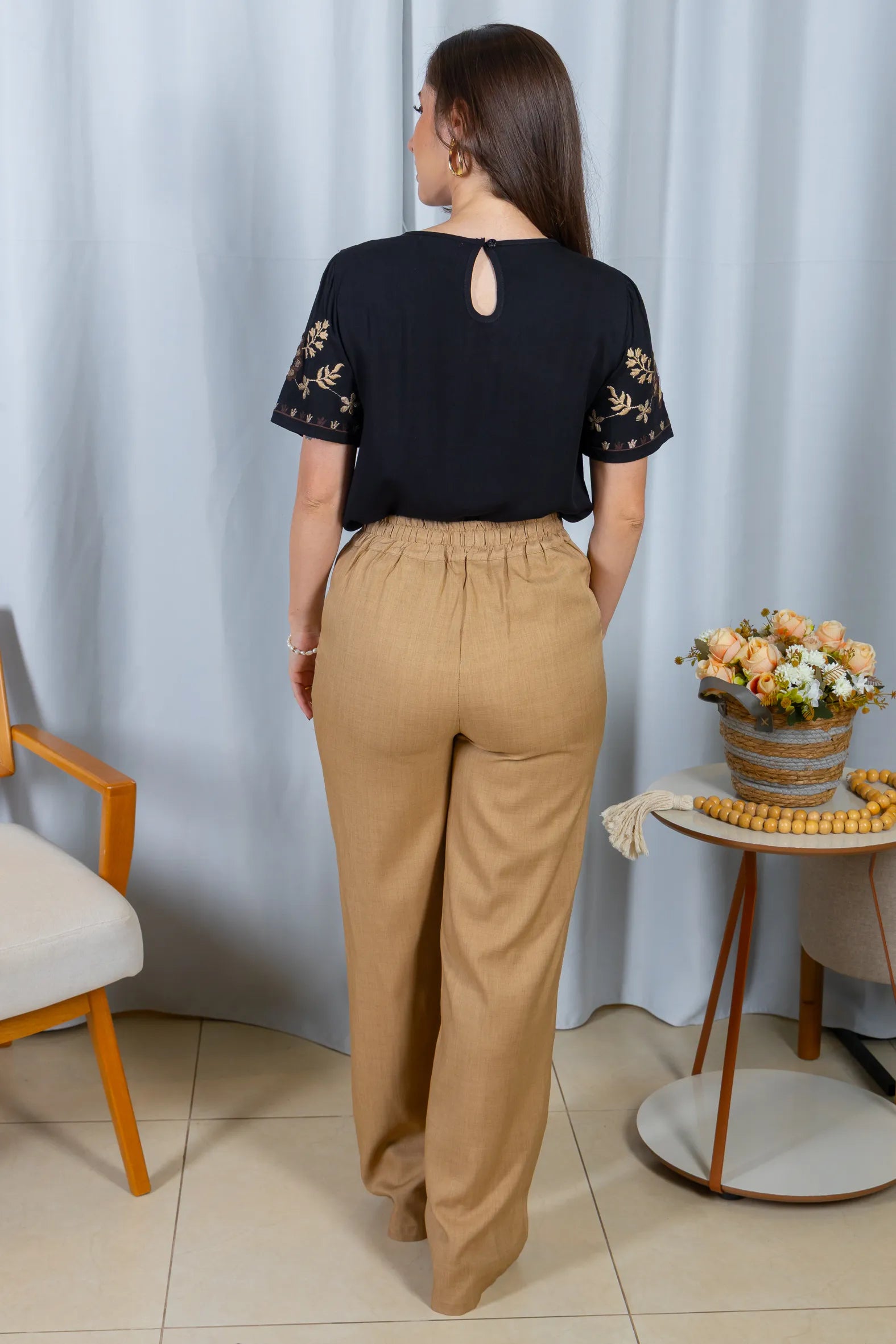 Conjunto: Blusa Manga Curta Visco-Linho Detalhes Bordados em Flores Darcy Preta + Calça Corte Reto Cotton Alfaiataria Lisse Detalhe em Friso Ariane Bege