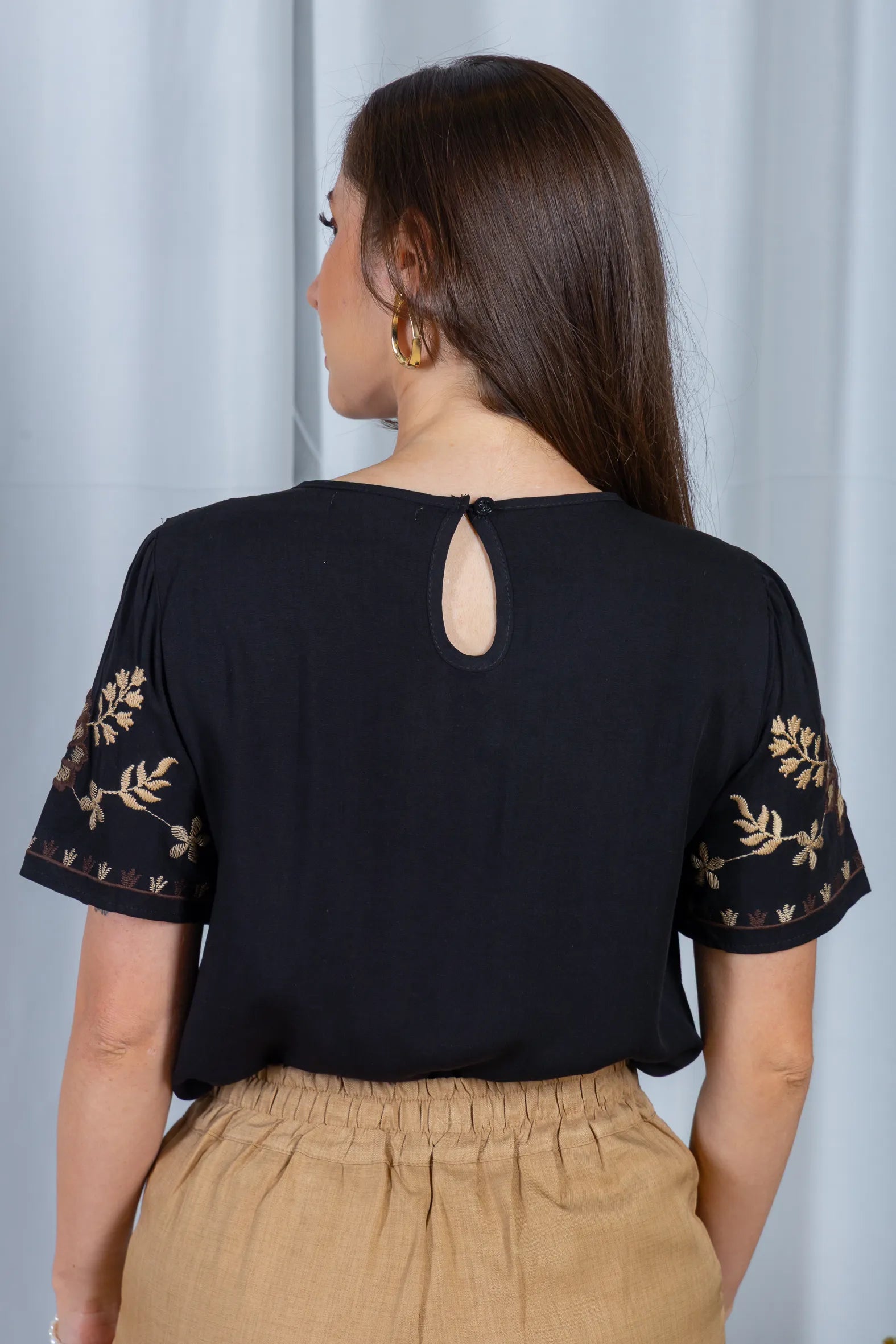 Blusa Manga Curta Visco-Linho Detalhes Bordados em Flores Darcy Preta