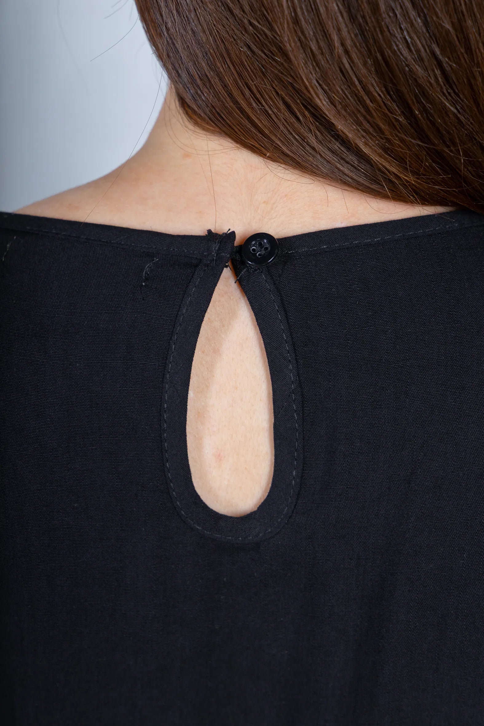 Blusa Manga Curta Visco-Linho Detalhes Bordados em Flores Darcy Preta