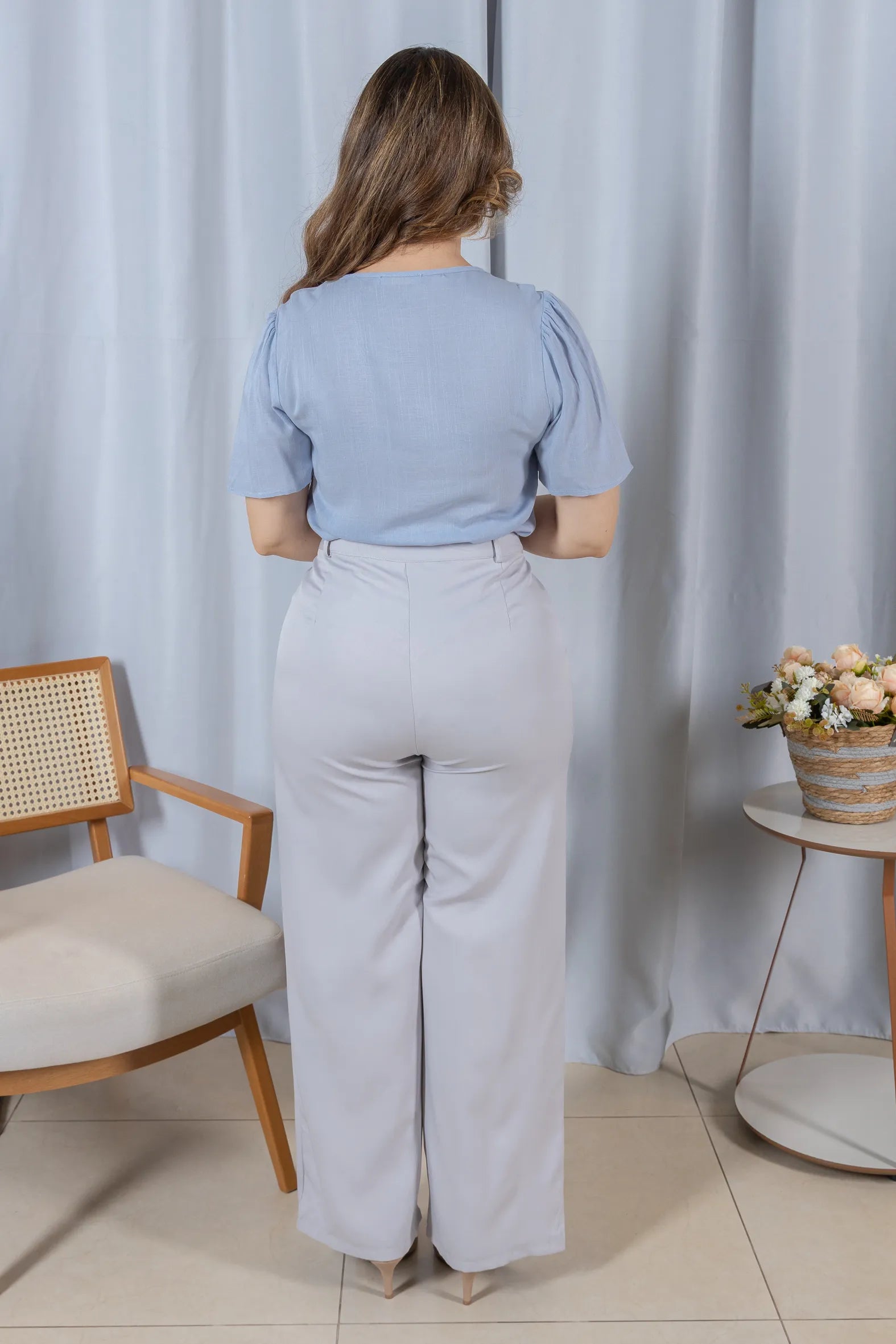 Blusa Manga Curta Decote V em Visco Linho com Acabamento Bordado Samira Azul