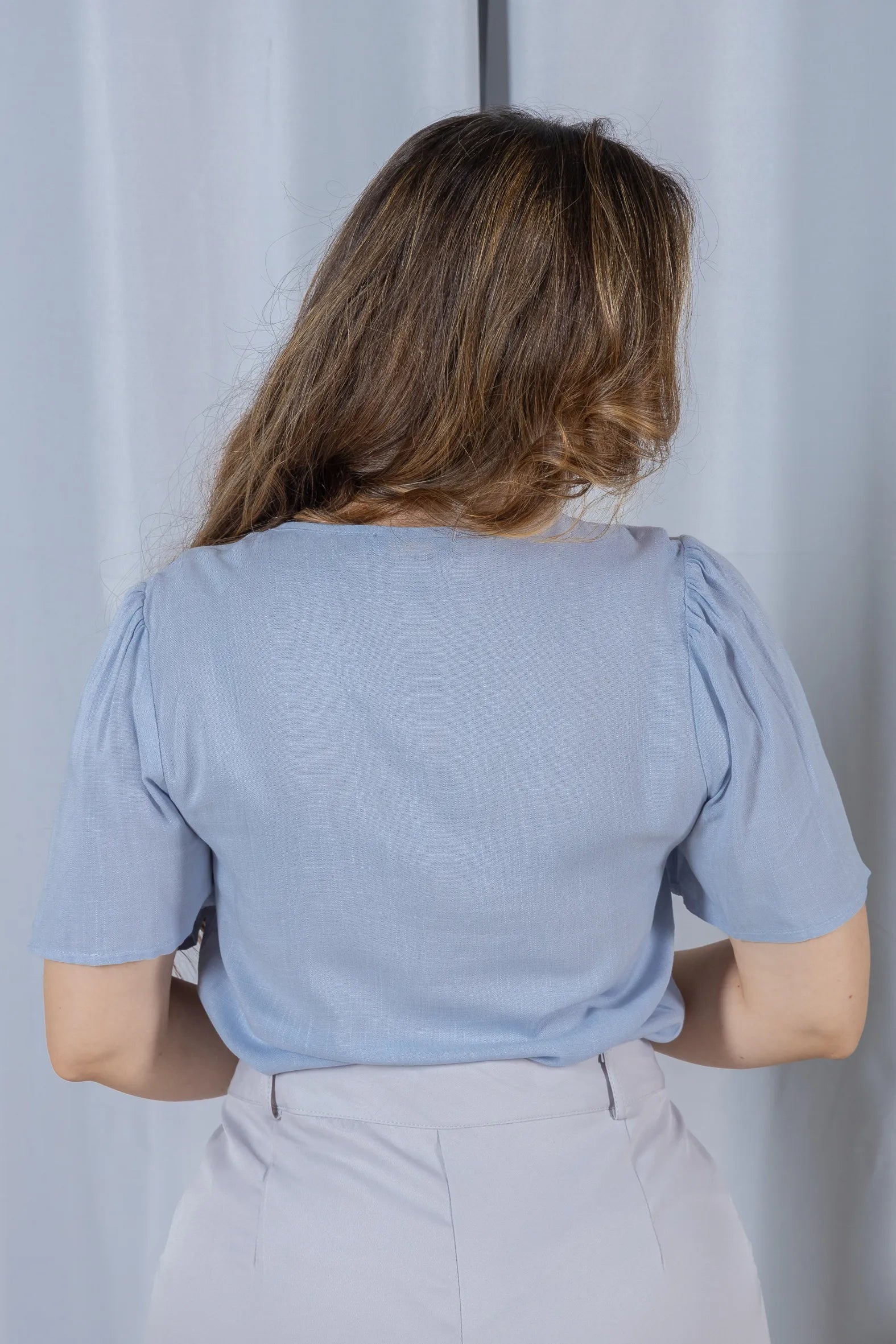Blusa Manga Curta Decote V em Visco Linho com Acabamento Bordado Samira Azul